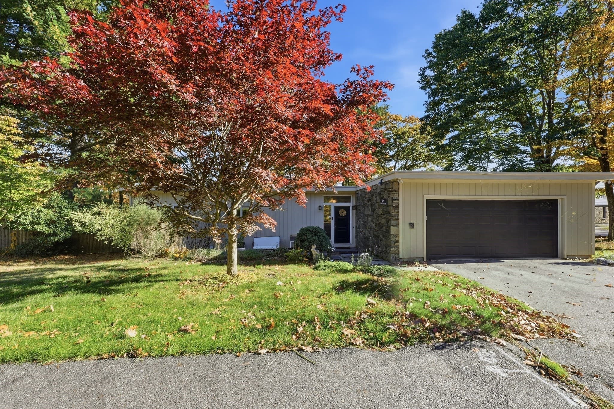 Single Family Residence at 11 Forest Hill Dr, Worcester MA 01609, photo 2 of 34