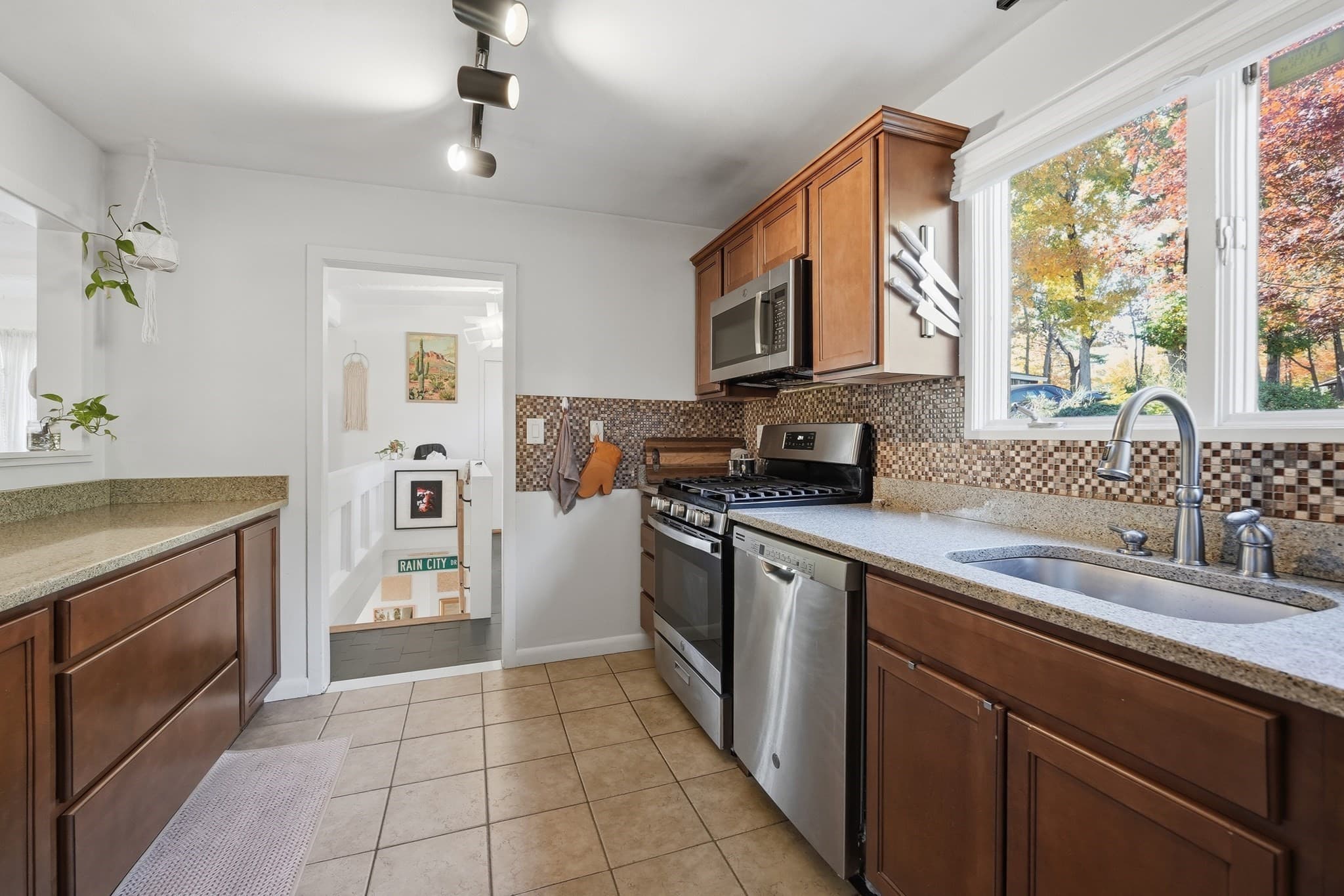 Single Family Residence at 11 Forest Hill Dr, Worcester MA 01609, photo 6 of 34
