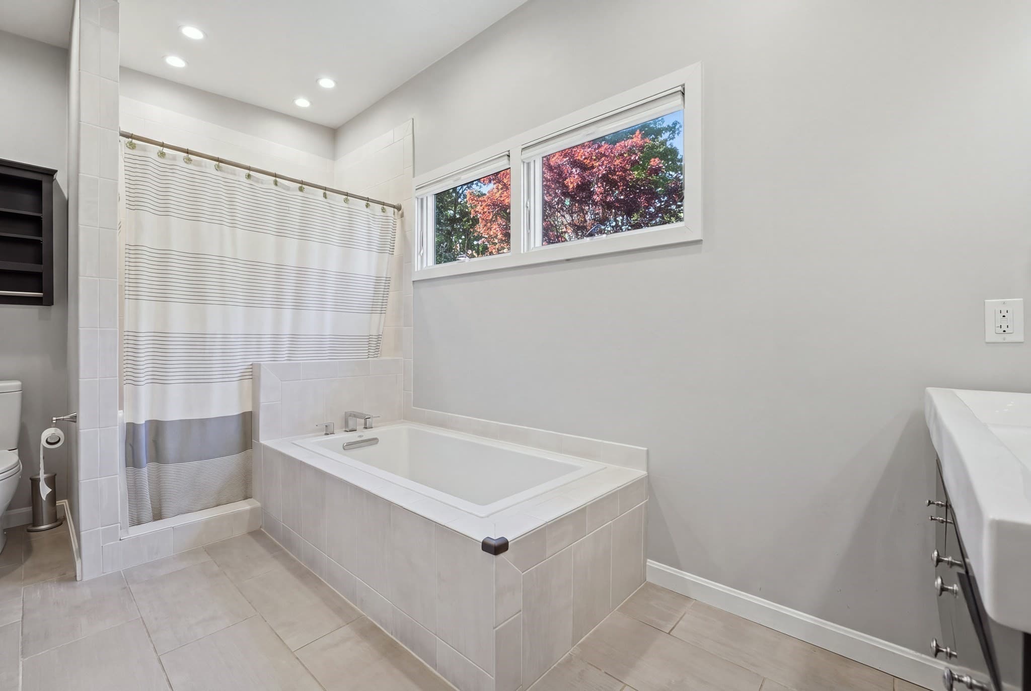 Single Family Residence at 11 Forest Hill Dr, Worcester MA 01609, photo 17 of 34
