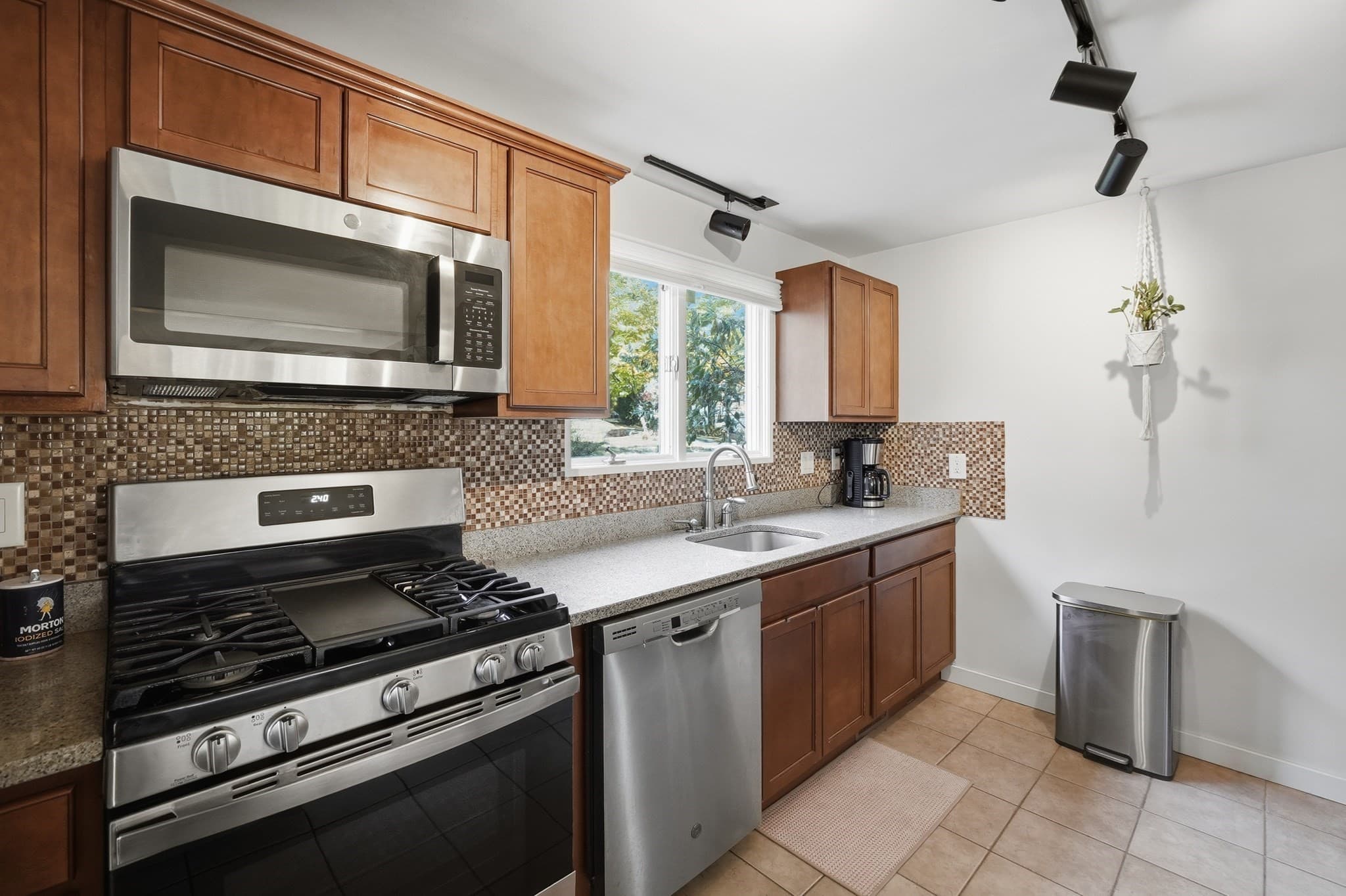 Single Family Residence at 11 Forest Hill Dr, Worcester MA 01609, photo 5 of 34