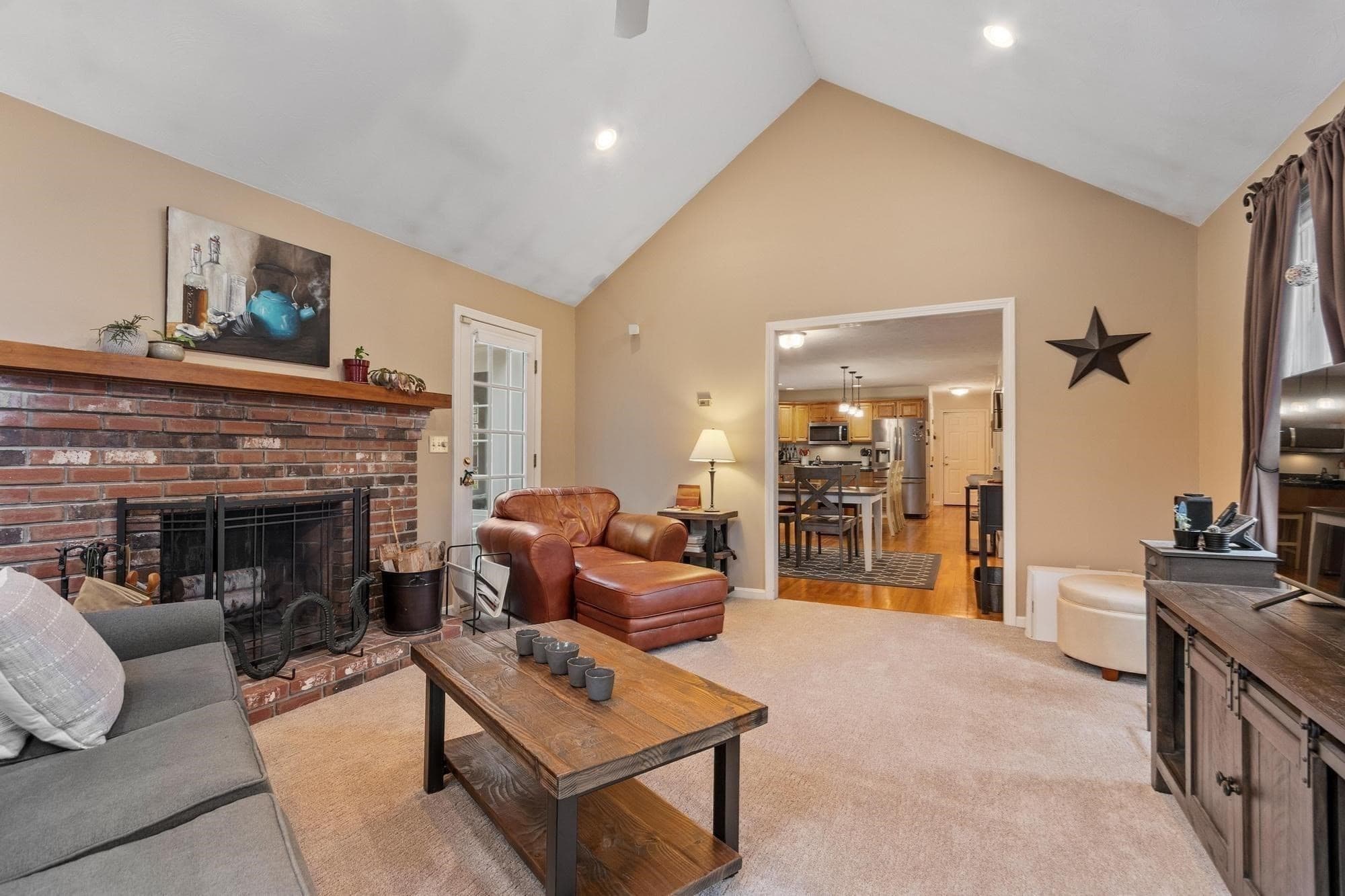 Single Family Residence at 4 Brookside Ln, Sterling MA 01564, photo 8 of 38