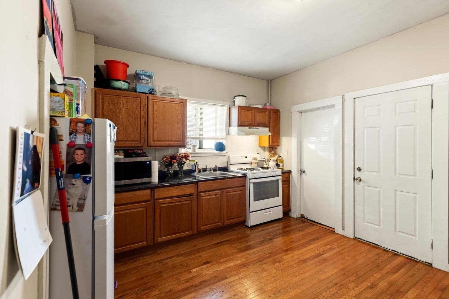 3 Family at 11 Hutchinson Ct, Lynn MA 01902, photo 4 of 36