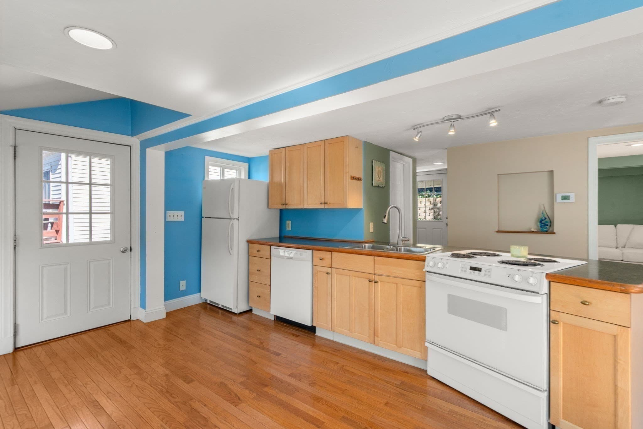 Single Family Residence at 34 Paomet Rd, Weymouth MA 02191, photo 7 of 21