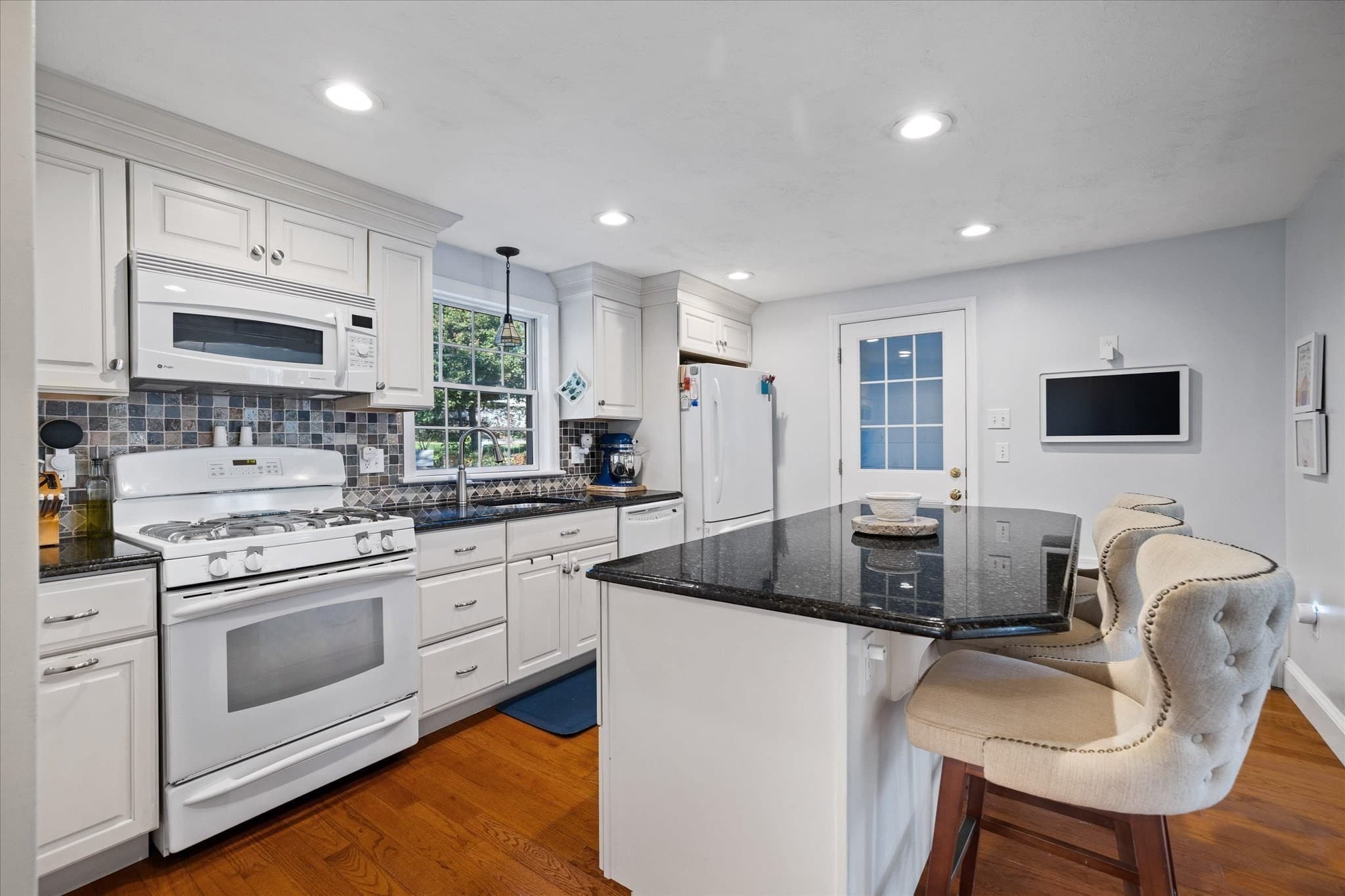 Single Family Residence at 57 Forest St, Worcester MA 01609, photo 6 of 41