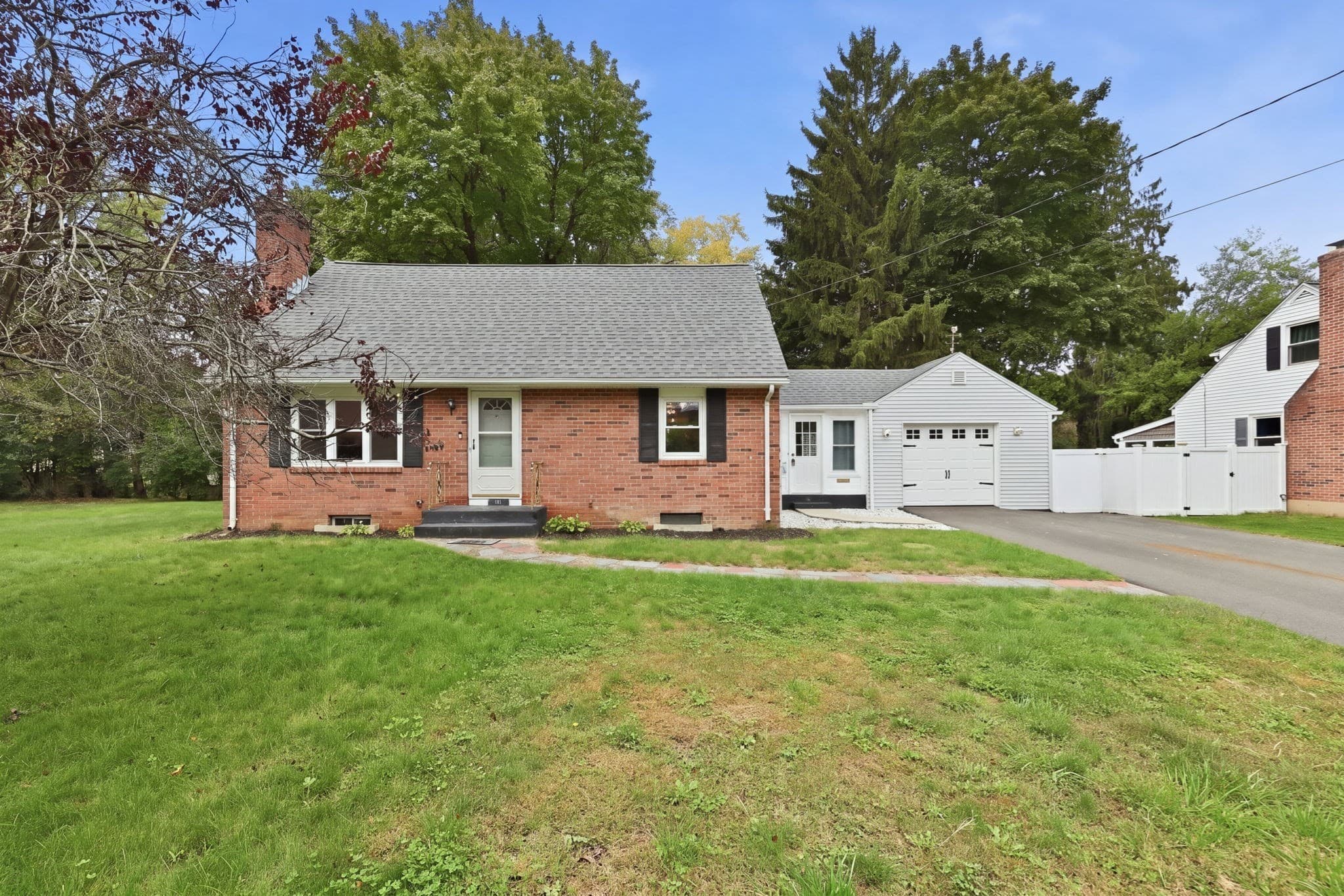 Single Family Residence at 48 E Allen Ridge Rd, Springfield MA 01118, photo 2 of 41
