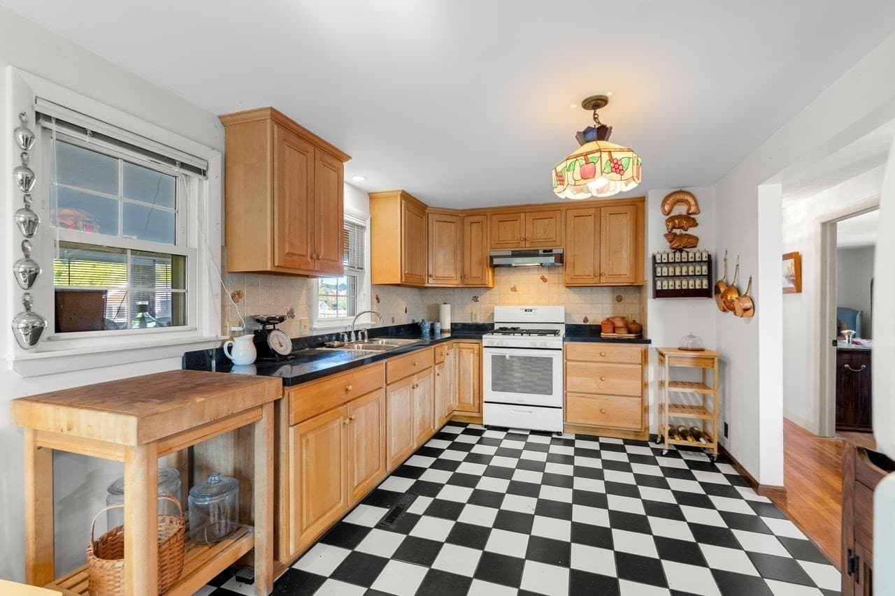 Single Family Residence at 232 Market Street, Amesbury MA 01913, photo 2 of 40