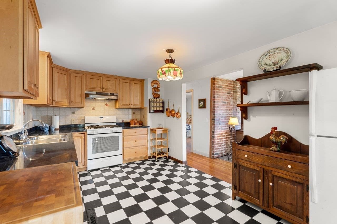 Single Family Residence at 232 Market Street, Amesbury MA 01913, photo 3 of 40