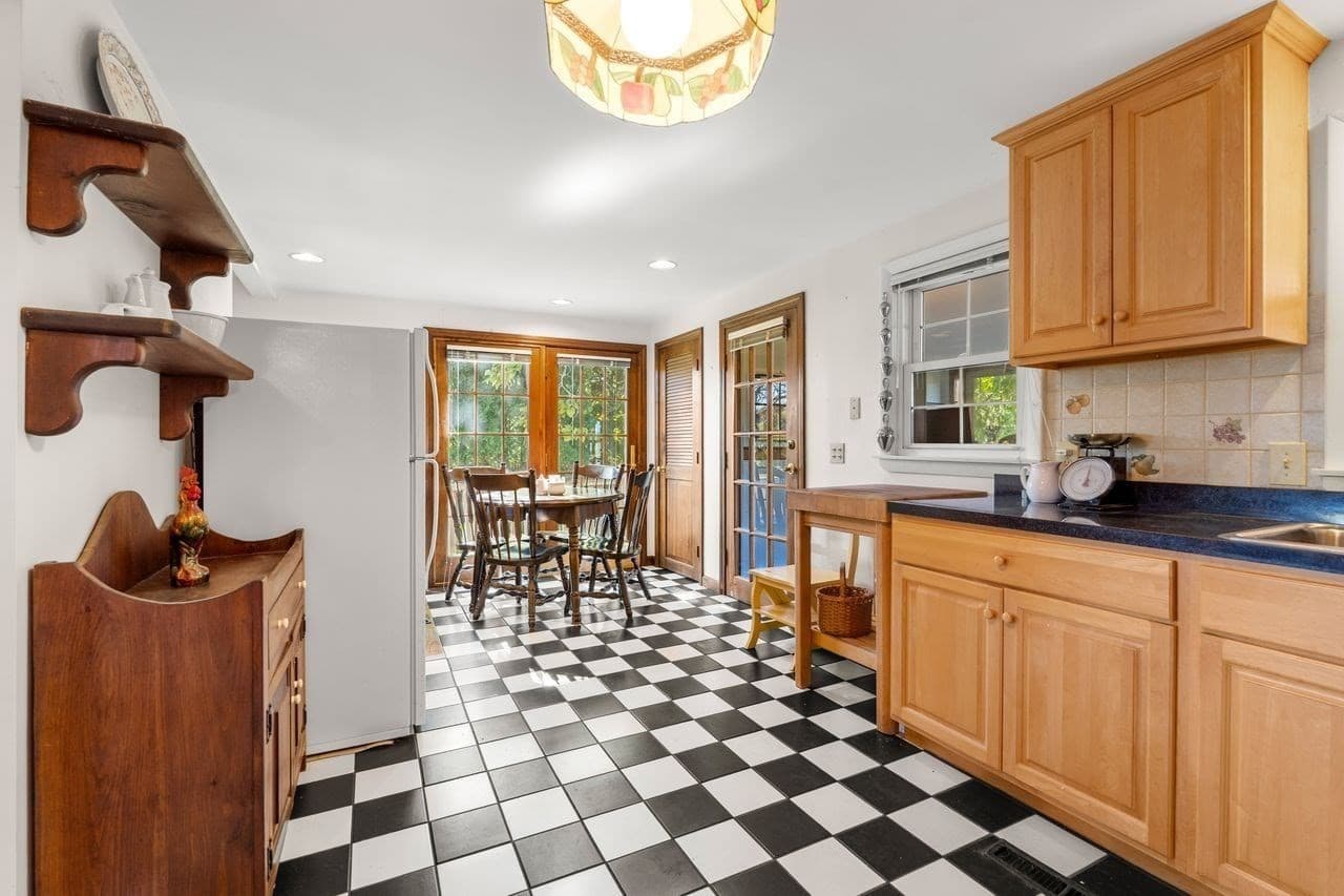 Single Family Residence at 232 Market Street, Amesbury MA 01913, photo 5 of 40