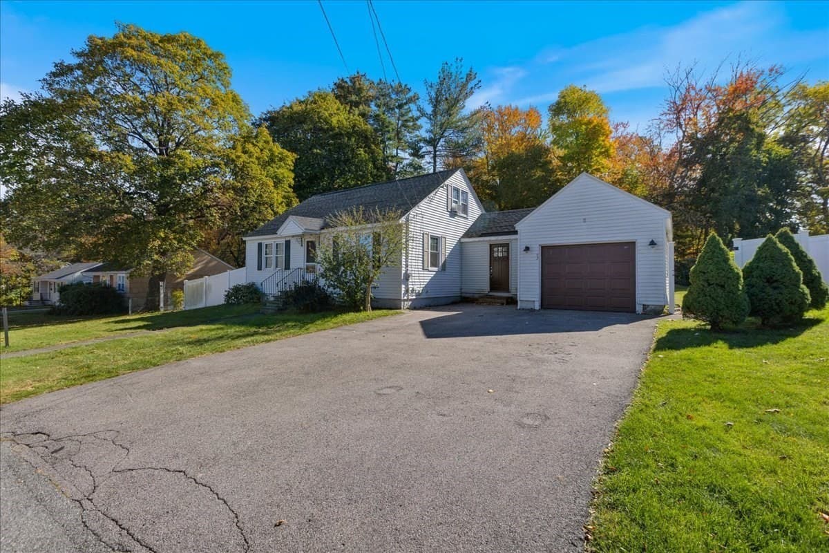 53 Seventeenth St, Lowell MA 01850