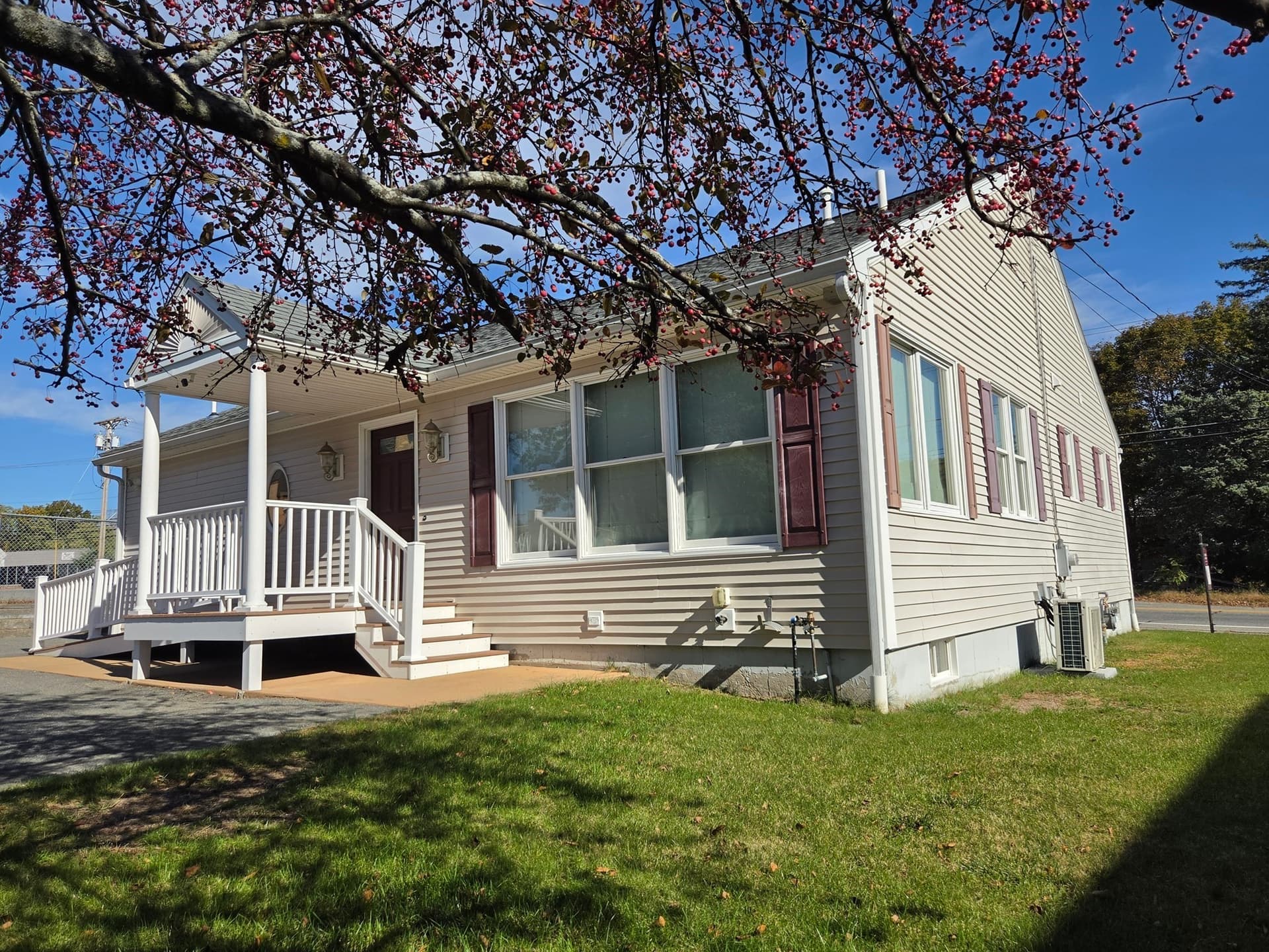 Single Family Residence at 1300 Lakeview Avenue, Dracut MA 01826, photo 4 of 33