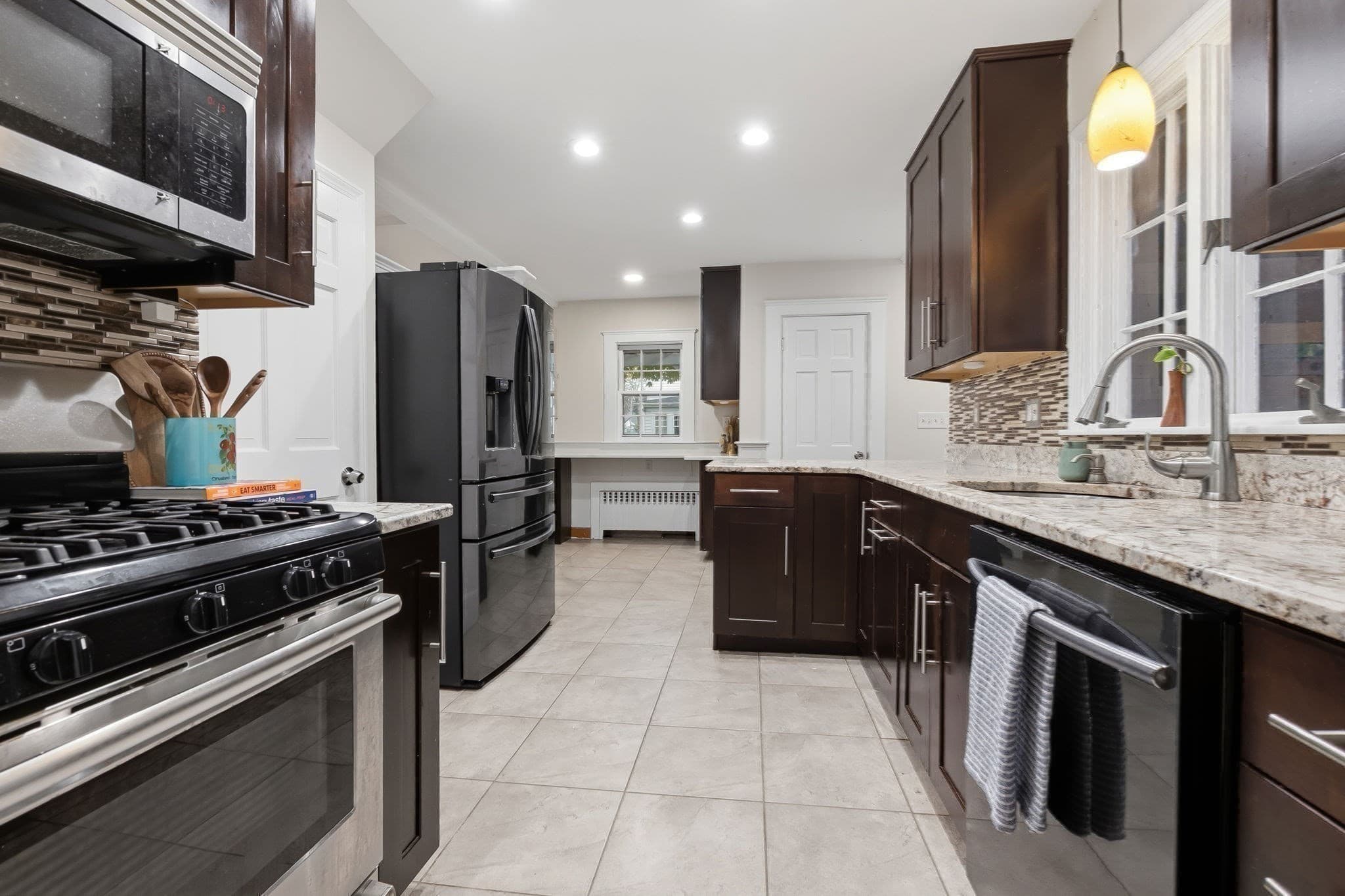 Single Family Residence at 289 County Way Ext, Beverly MA 01915, photo 10 of 41