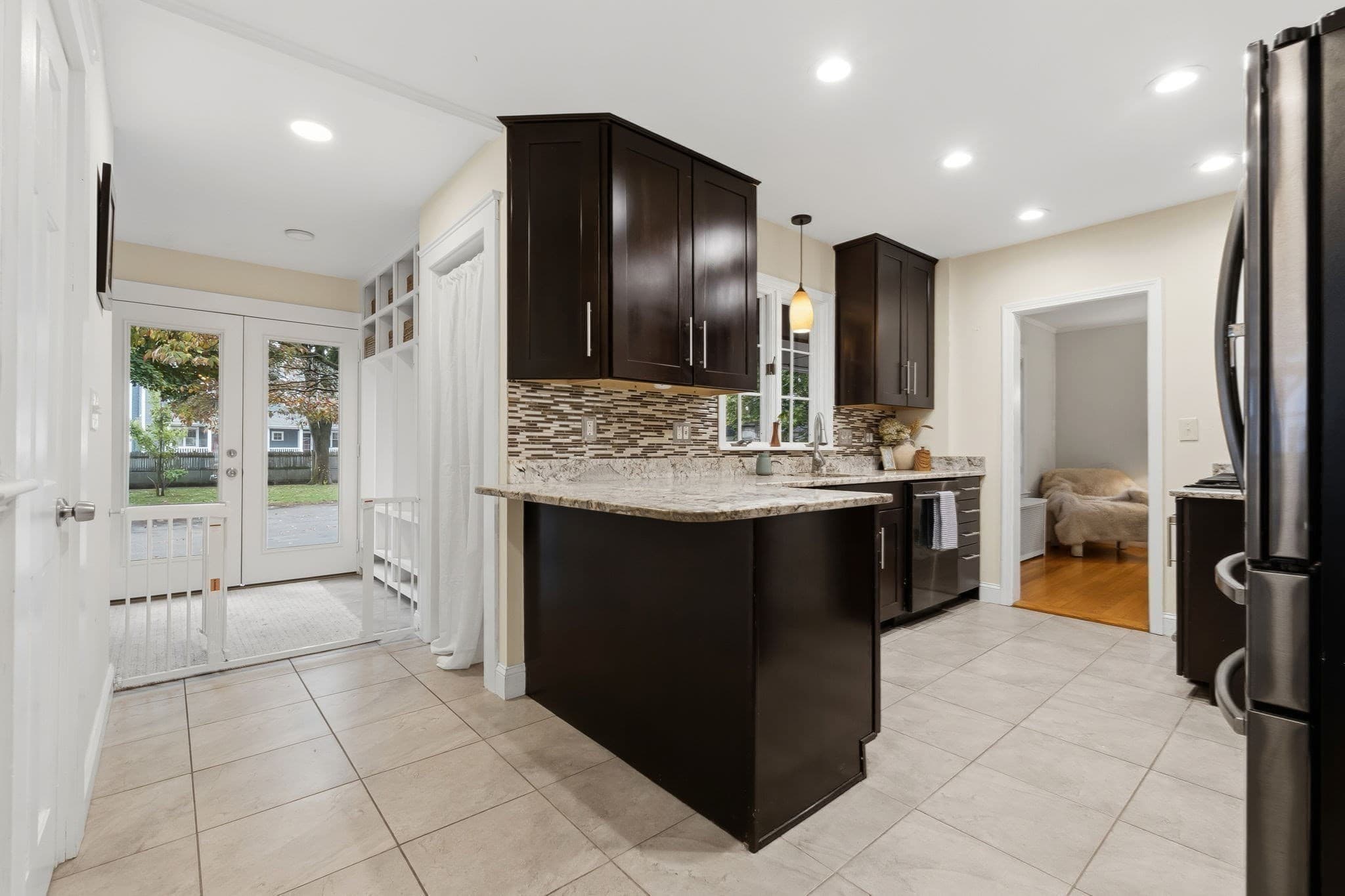 Single Family Residence at 289 County Way Ext, Beverly MA 01915, photo 8 of 41
