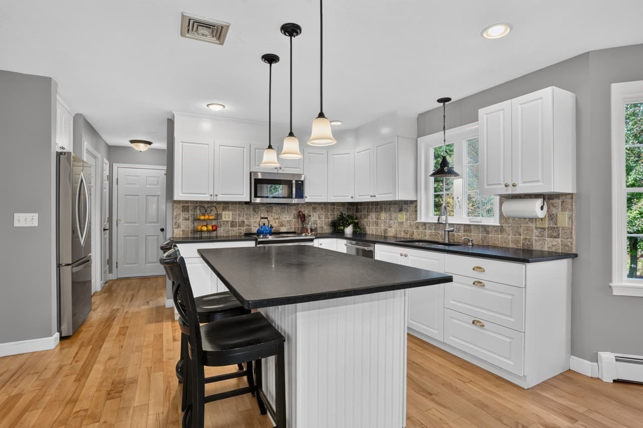 Single Family Residence at 6 Beaver Brook Dr, Holliston MA 01746, photo 5 of 42