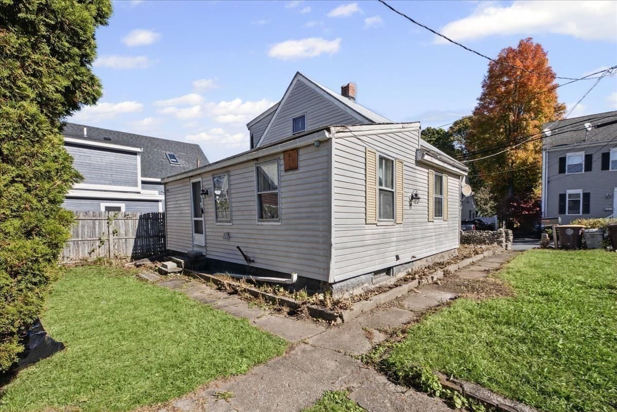 Single Family Residence at 35 School St, Weymouth MA 02189, photo 9 of 34