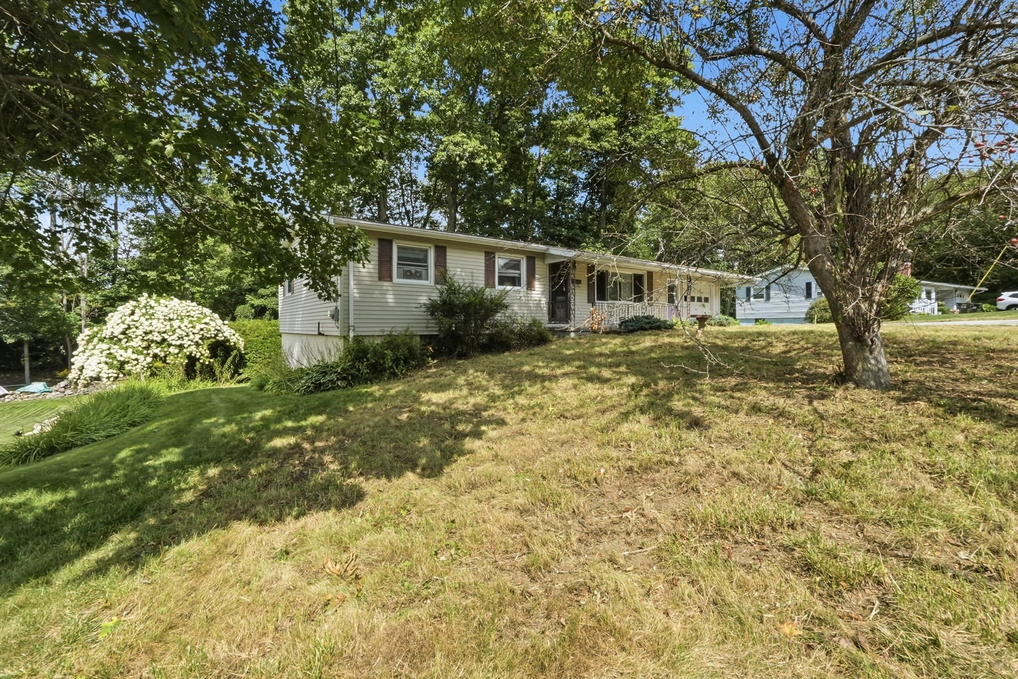 Single Family Residence at 8 Tanglewood Road, Leicester MA 01524, photo 5 of 34