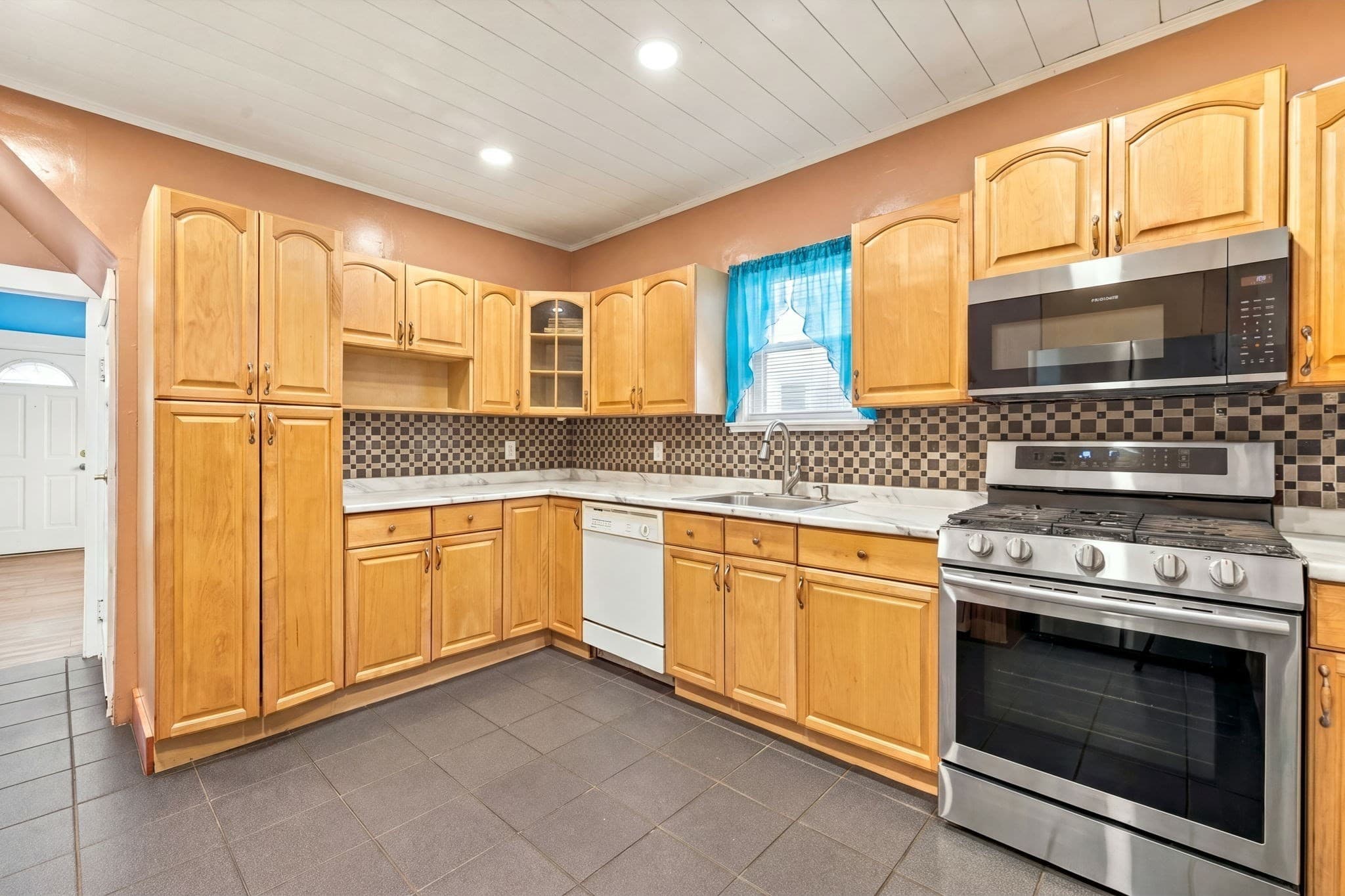 Single Family Residence at 39 Boisvert St, Lowell MA 01850, photo 2 of 29