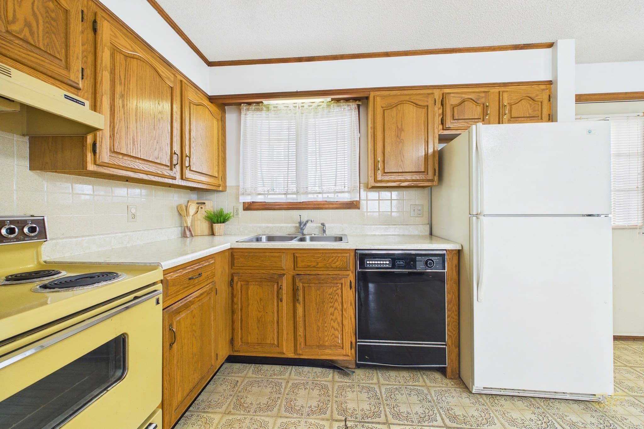 Single Family Residence at 91 Jenkins St, New Bedford MA 02740, photo 9 of 30