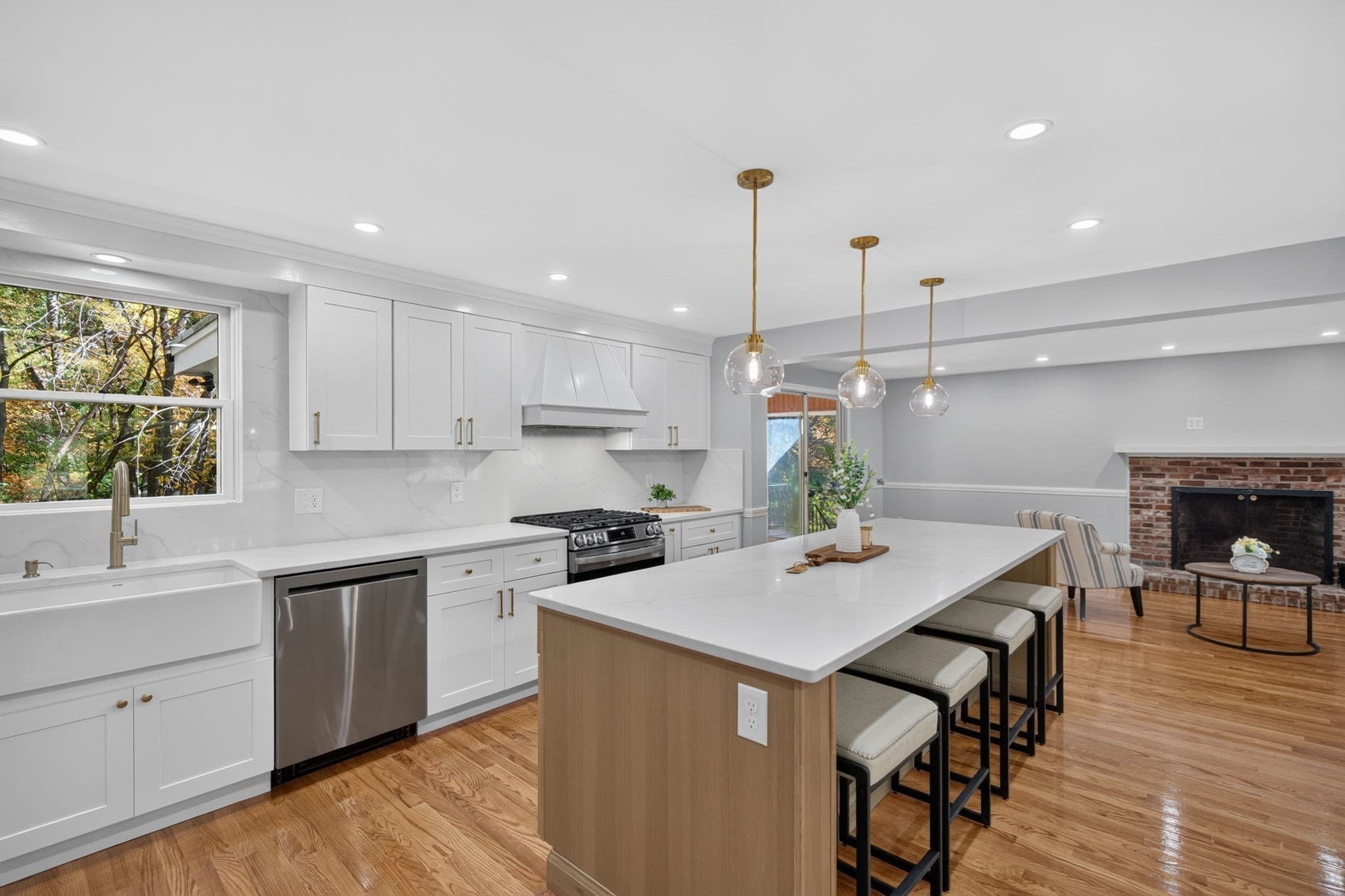 Single Family Residence at 7 Hillcrest Dr, Chelmsford MA 01824, photo 7 of 40