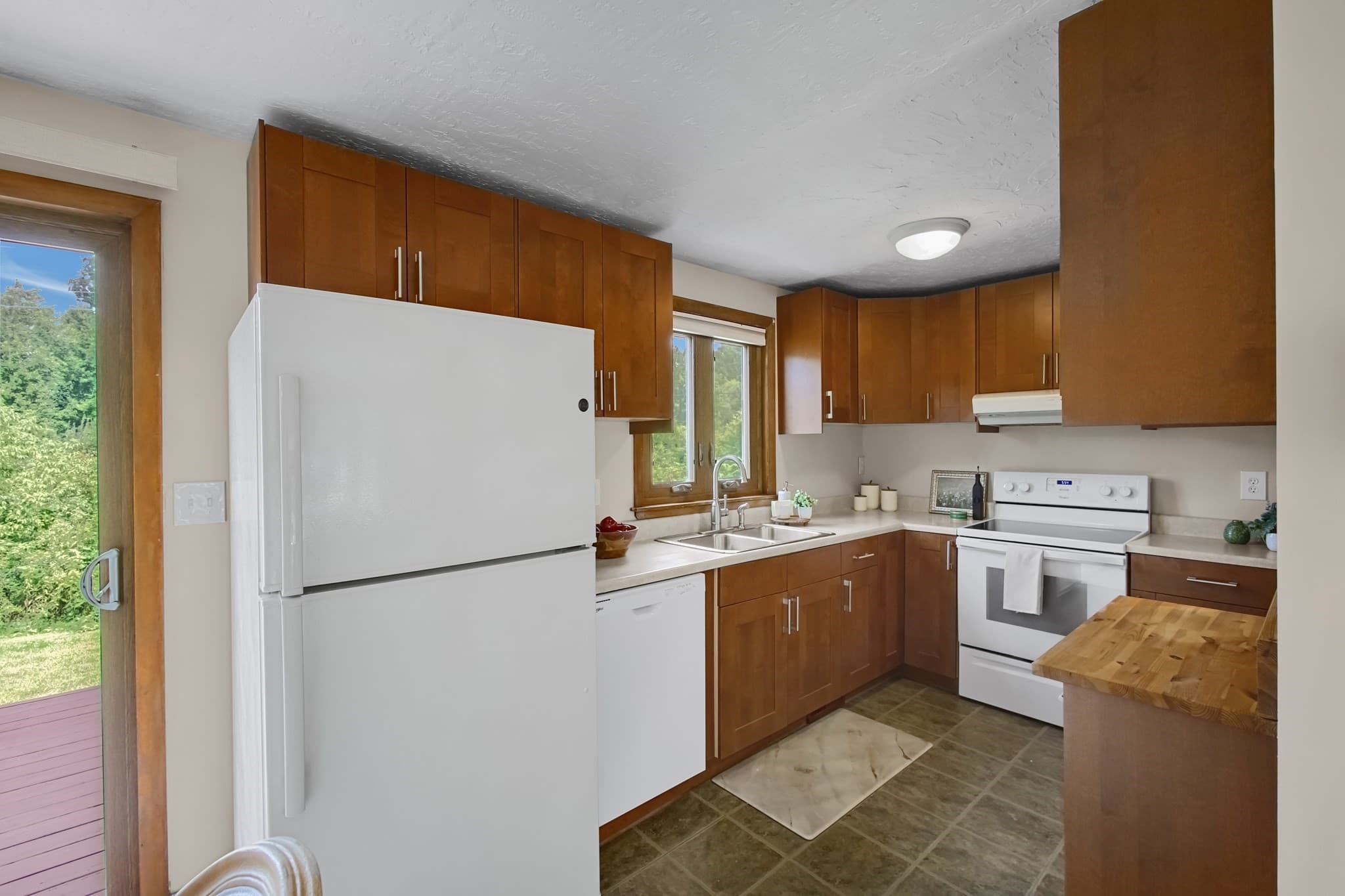 Condominium at 17 Perry Pl # 17, Auburn MA 01501, photo 3 of 28