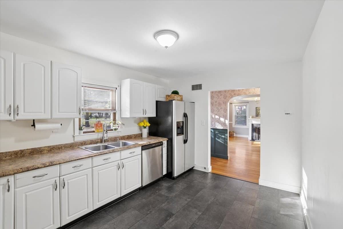 Single Family Residence at 209 West Hollis St, Nashua NH 03060, photo 7 of 34