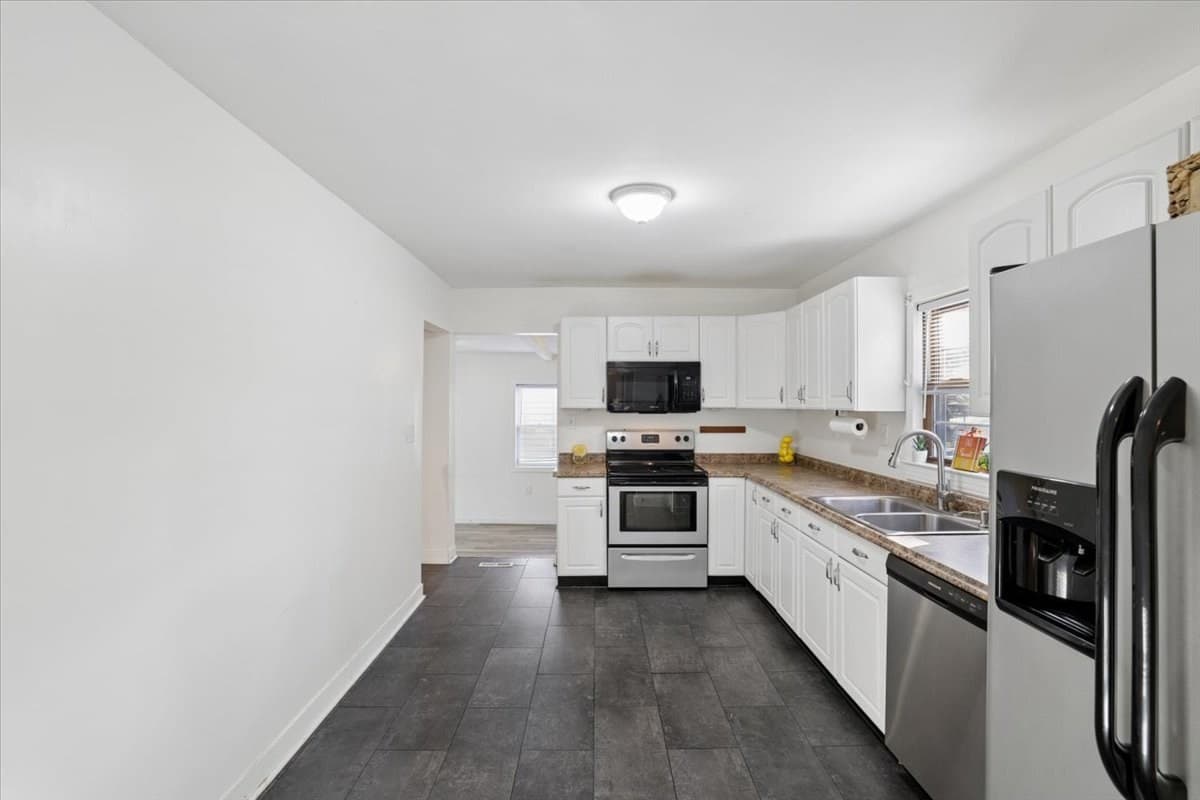Single Family Residence at 209 West Hollis St, Nashua NH 03060, photo 9 of 34