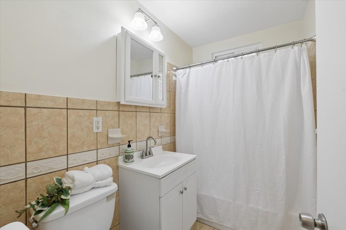 Single Family Residence at 209 West Hollis St, Nashua NH 03060, photo 14 of 34