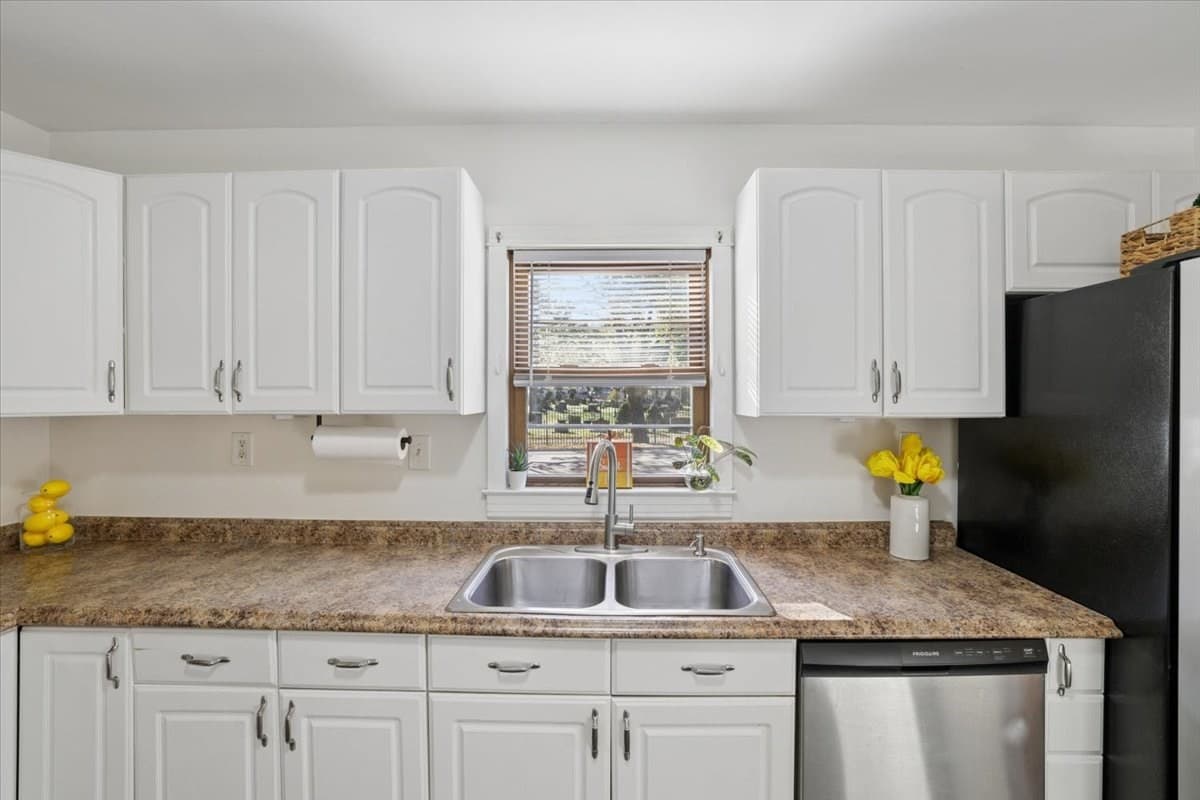 Single Family Residence at 209 West Hollis St, Nashua NH 03060, photo 8 of 34