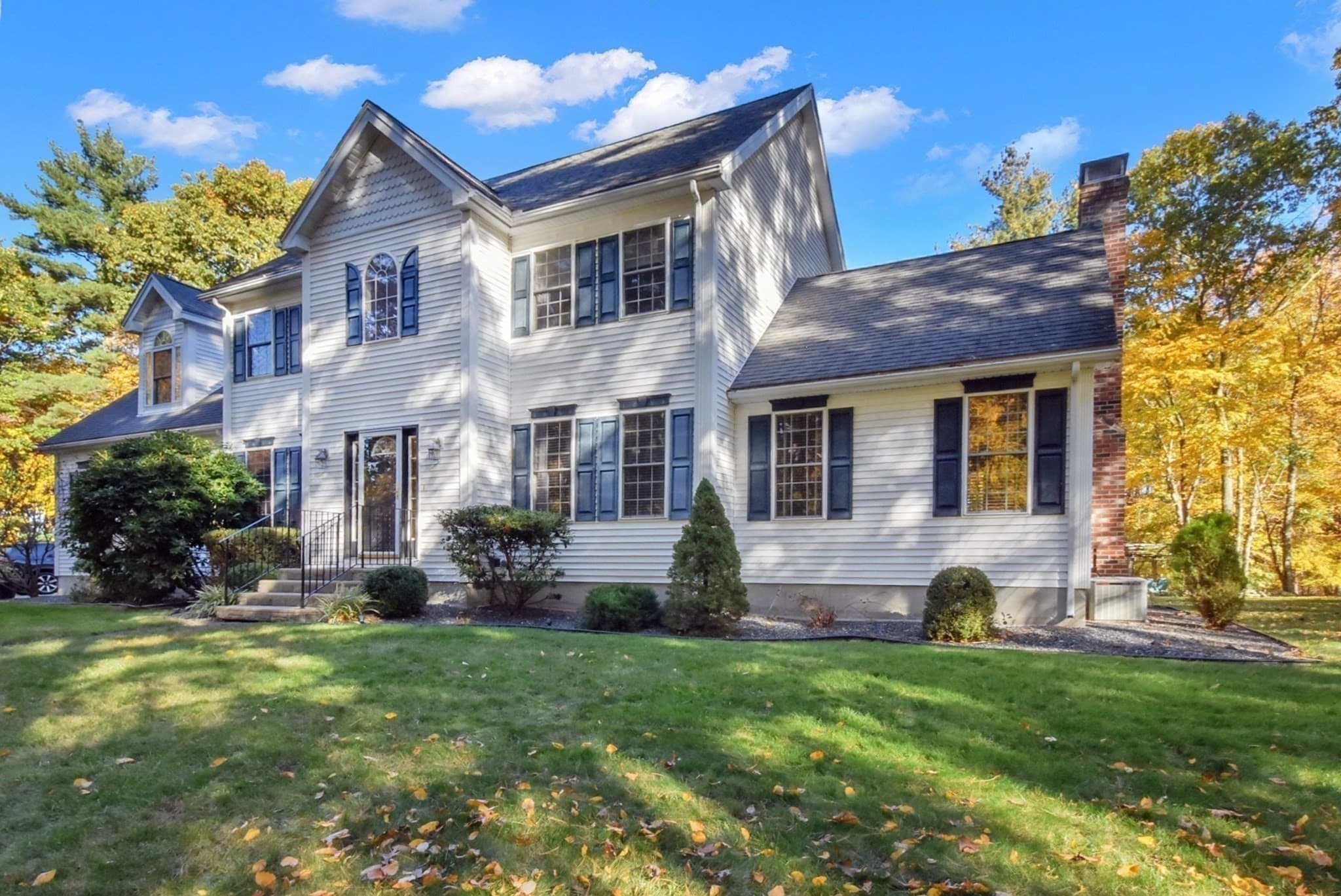 Single Family Residence at 2 Fairway View Dr, Douglas MA 01516, photo 2 of 42