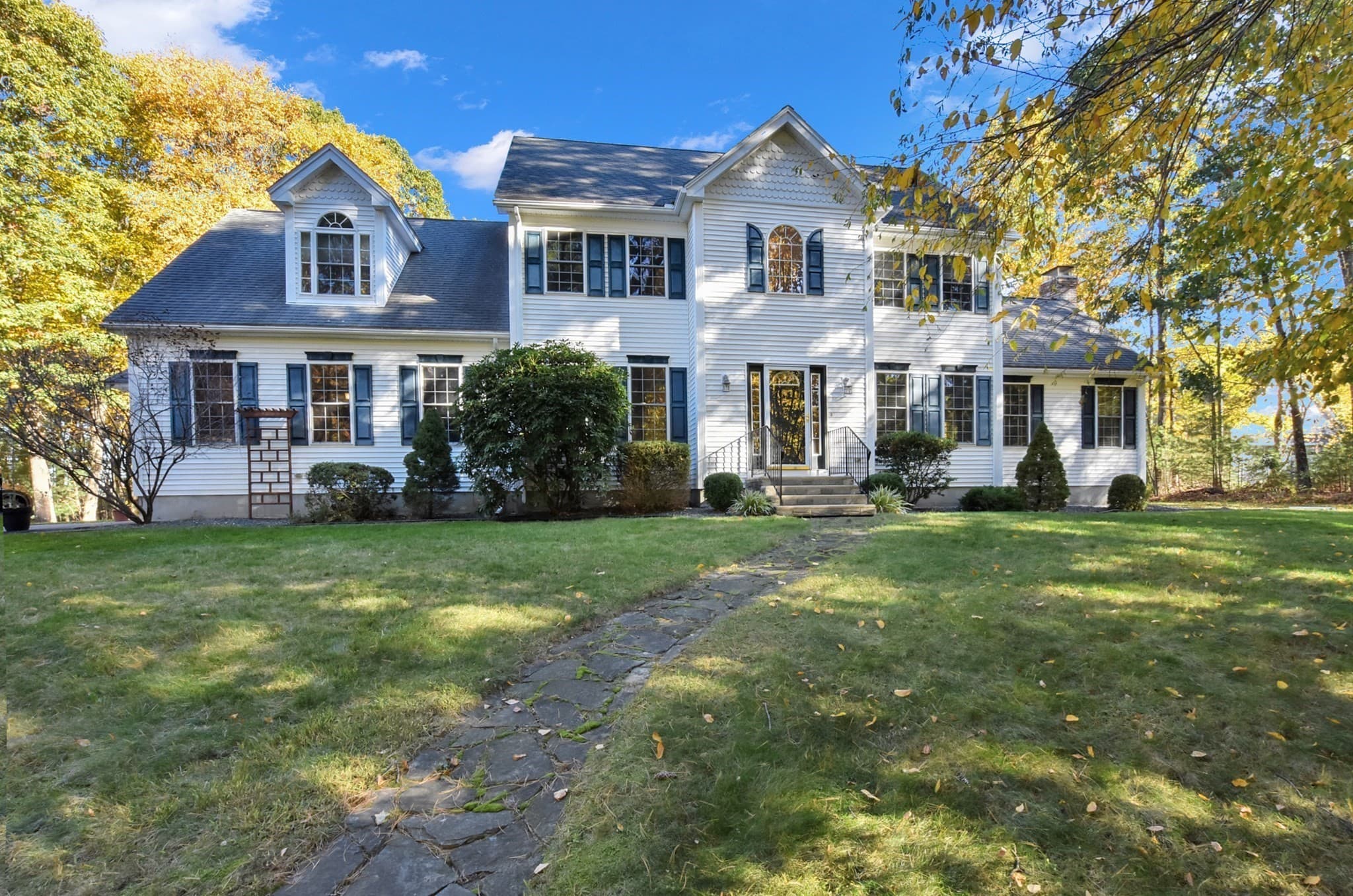 2 Fairway View Dr, Douglas MA 01516