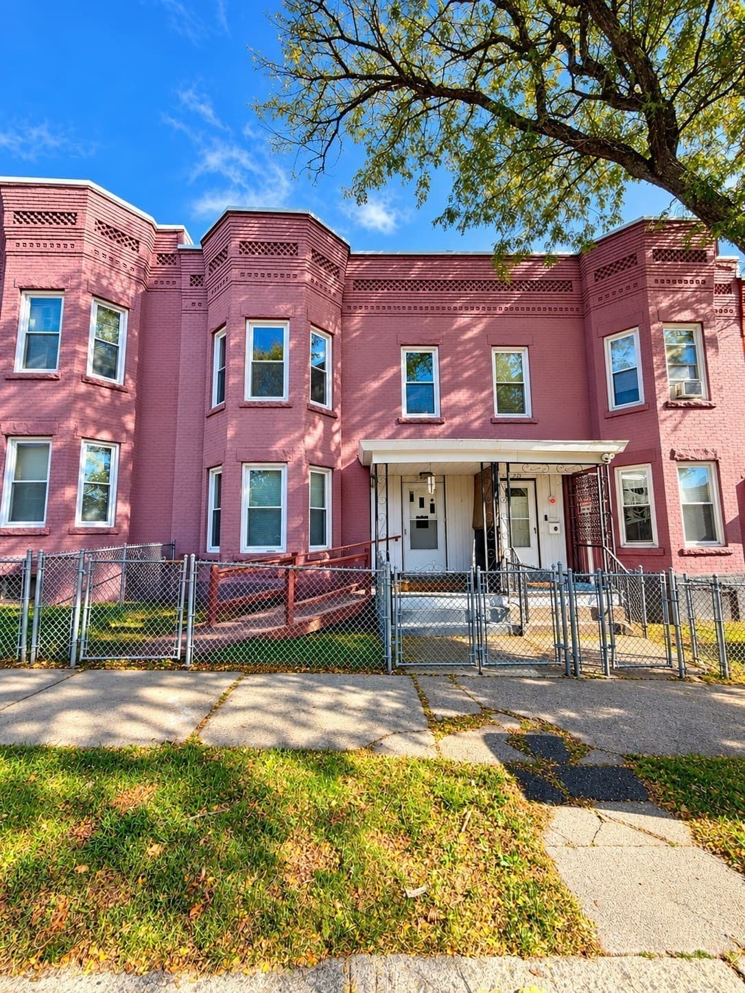 Single Family Residence at 225 Suffolk St, Holyoke MA 01040, photo 2 of 37
