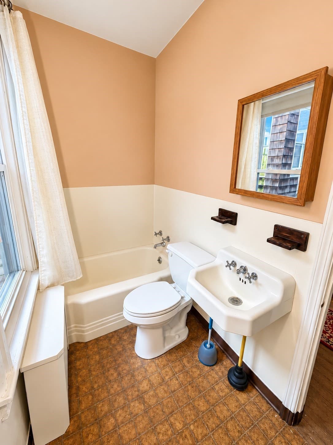 Single Family Residence at 225 Suffolk St, Holyoke MA 01040, photo 12 of 37