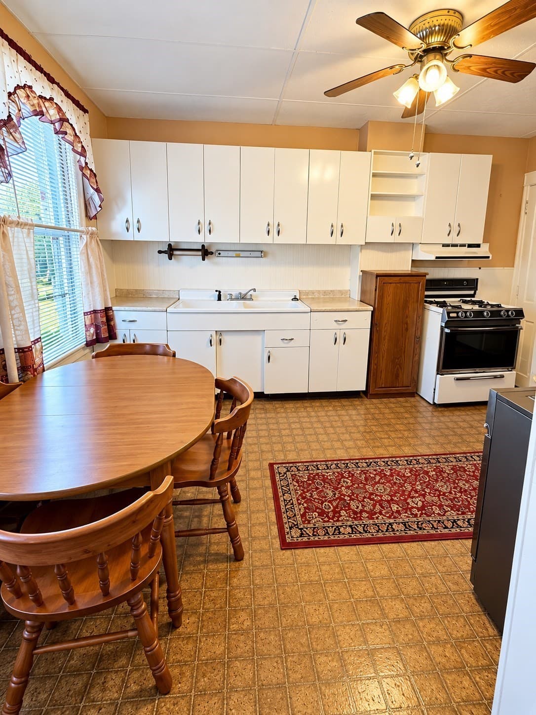 Single Family Residence at 225 Suffolk St, Holyoke MA 01040, photo 3 of 37