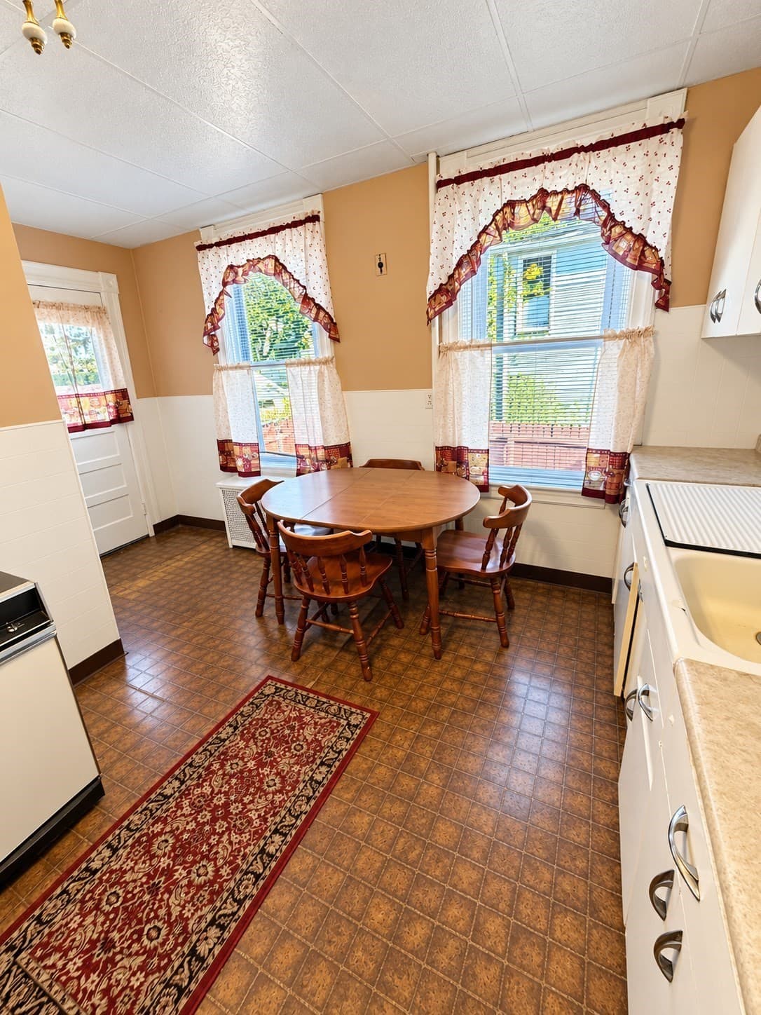 Single Family Residence at 225 Suffolk St, Holyoke MA 01040, photo 5 of 37
