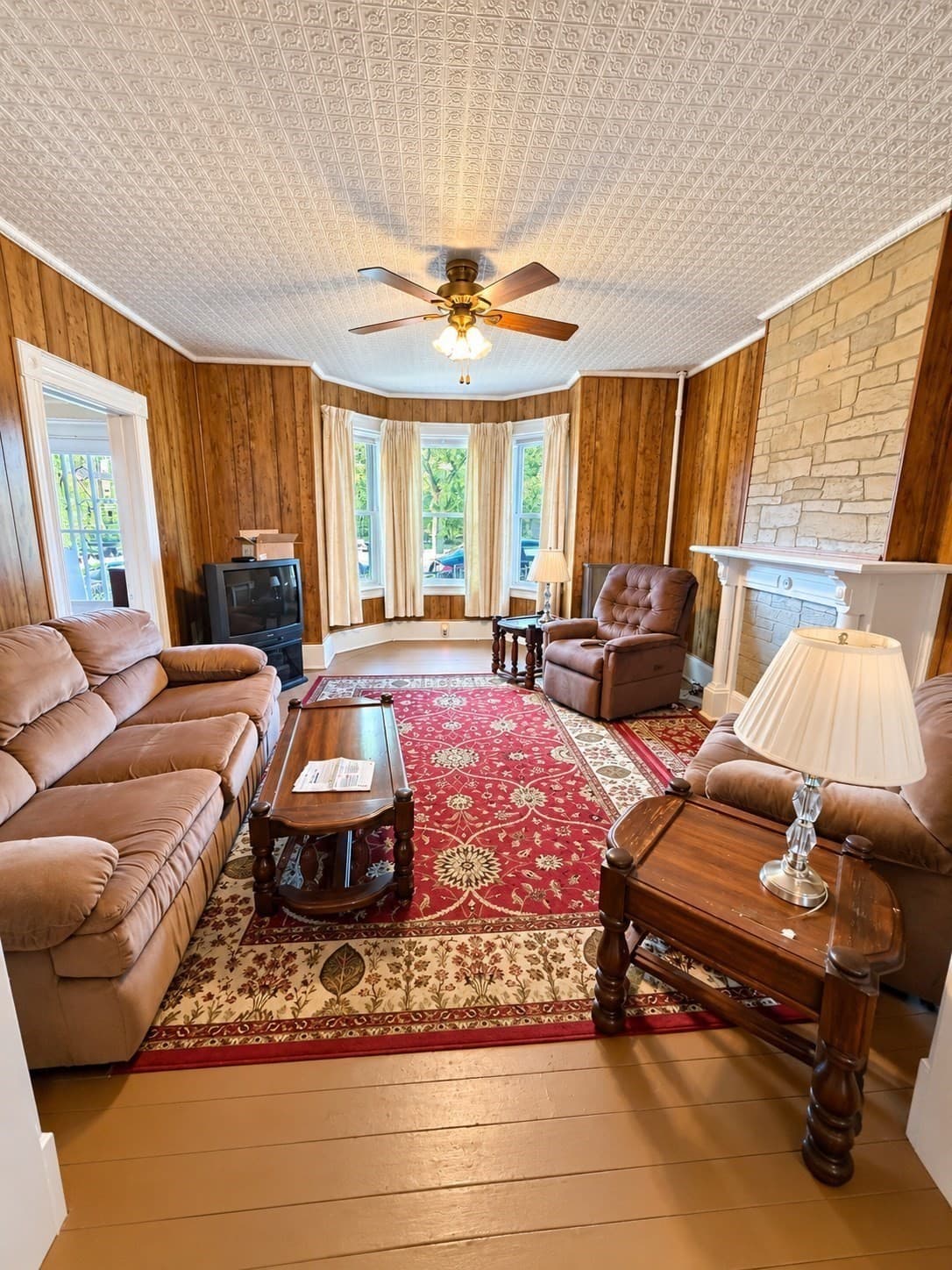 Single Family Residence at 225 Suffolk St, Holyoke MA 01040, photo 8 of 37