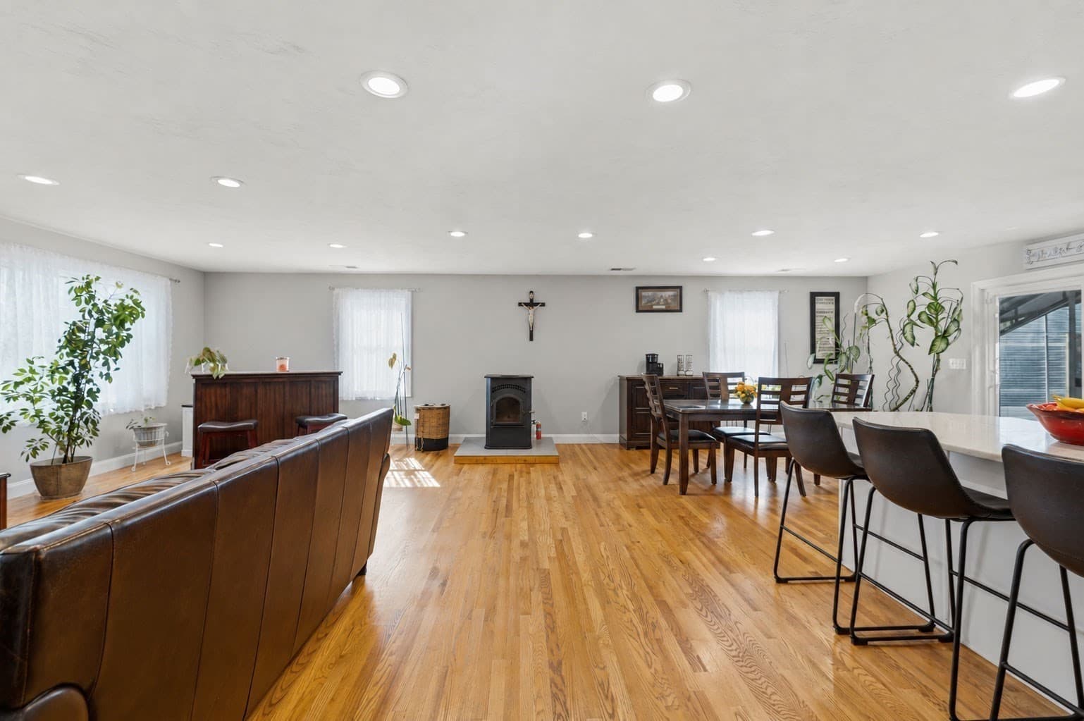 Single Family Residence at 3 Old Beaver Dam Rd, Wareham MA 02571, photo 6 of 41