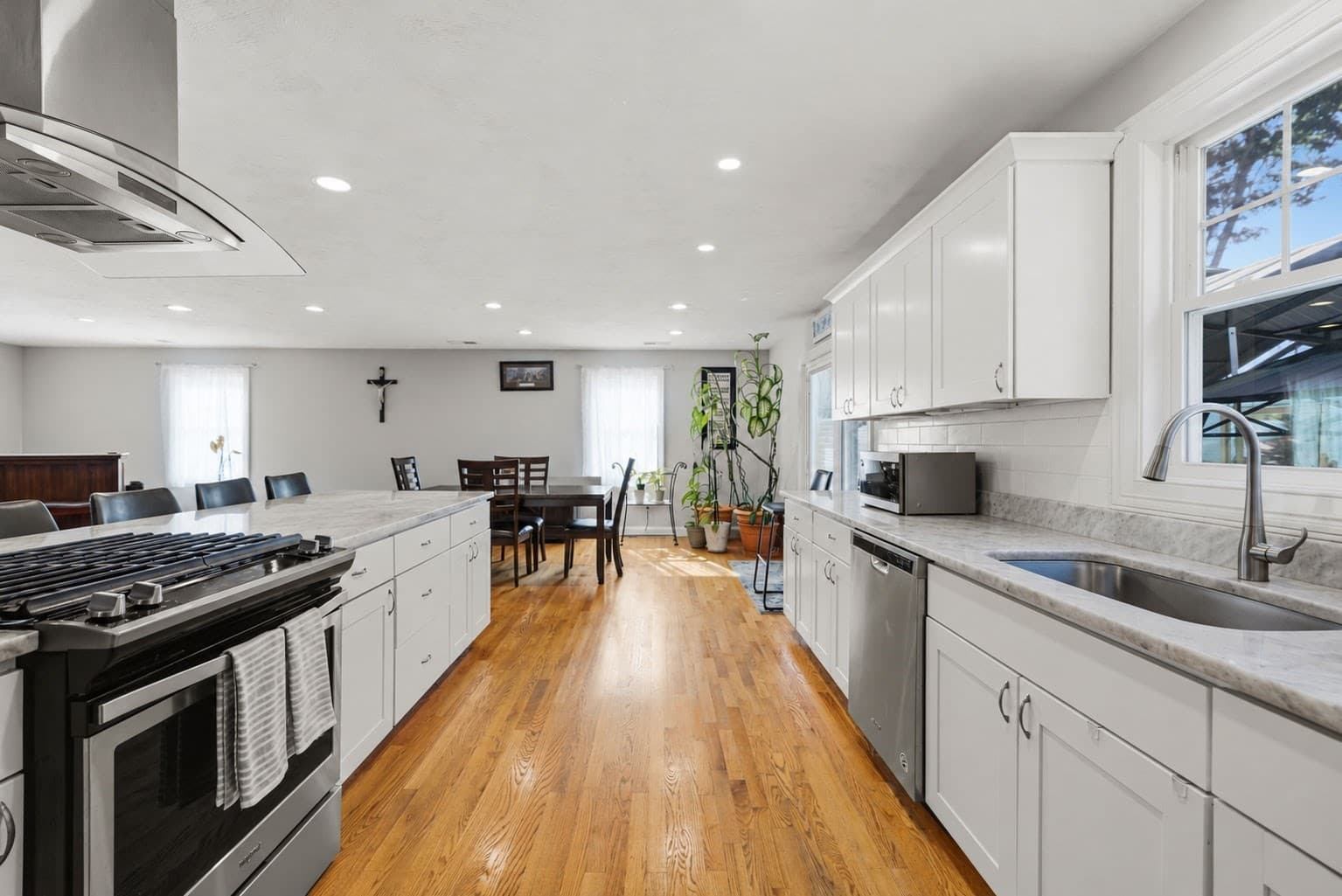 Single Family Residence at 3 Old Beaver Dam Rd, Wareham MA 02571, photo 4 of 41