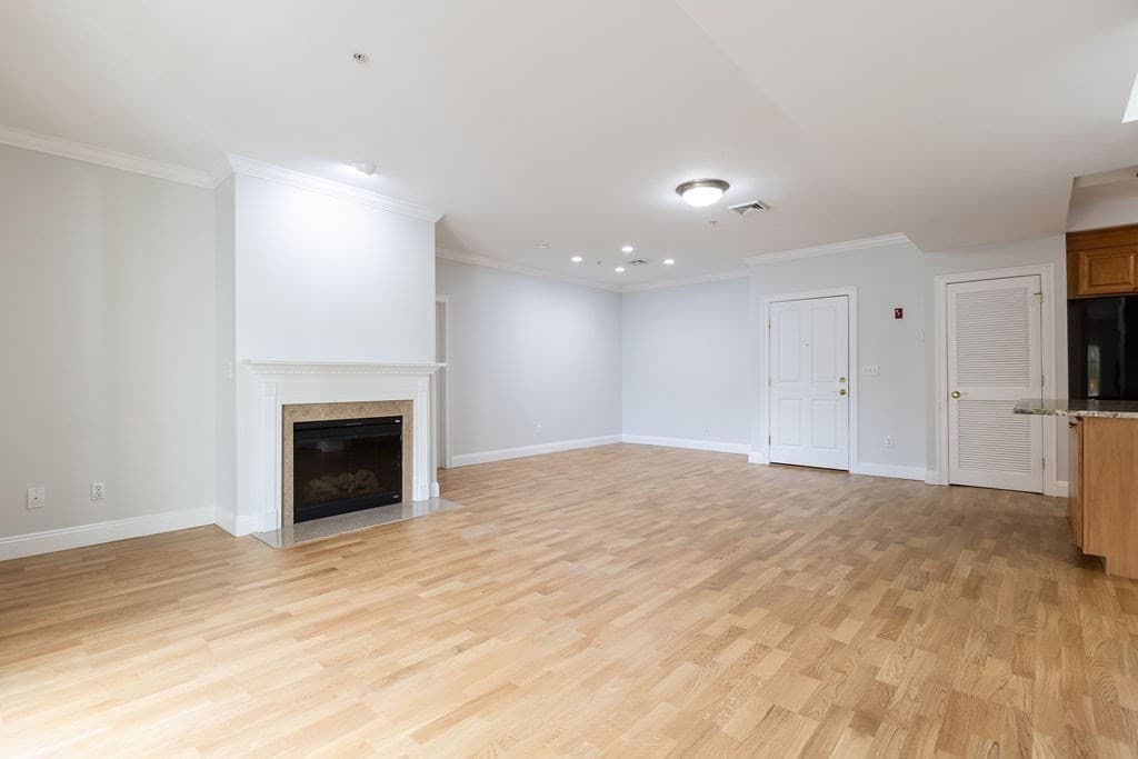 Condominium at 1 Lenox # 111, Norwood MA 02062, photo 7 of 37