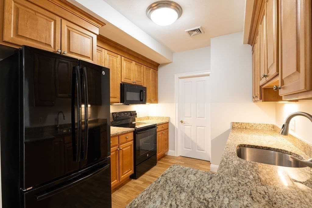Condominium at 1 Lenox # 111, Norwood MA 02062, photo 11 of 37