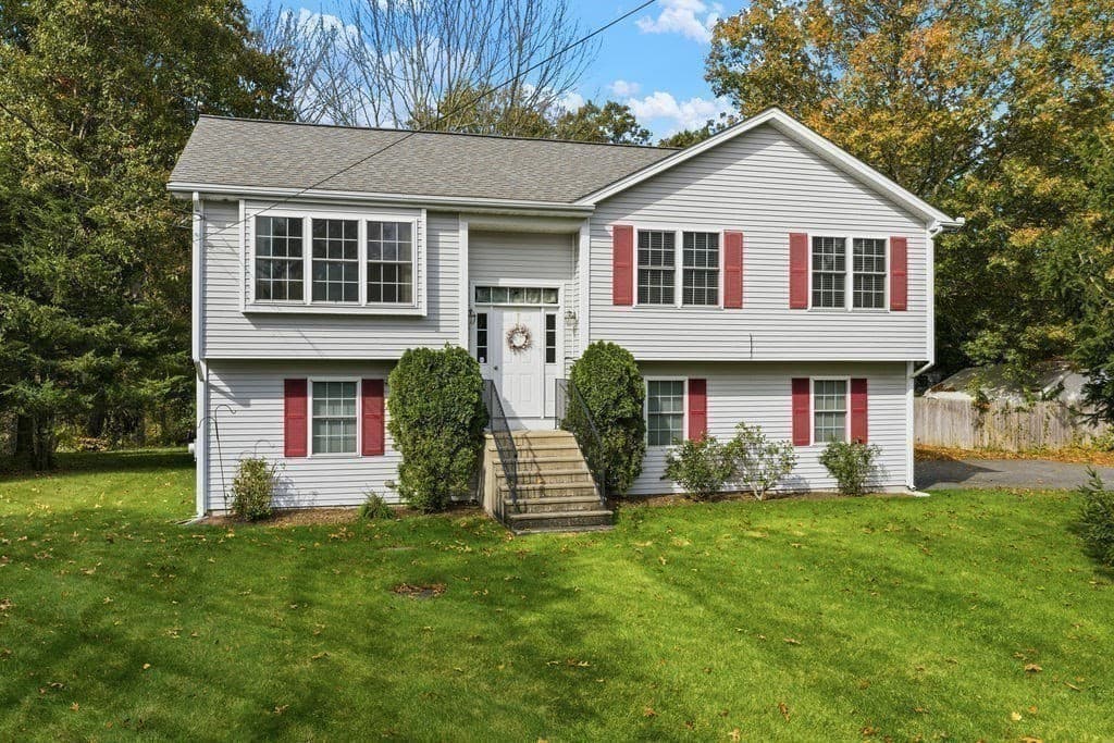 Single Family Residence at 190 Winthrop St, Rehoboth MA 02769, photo 2 of 28