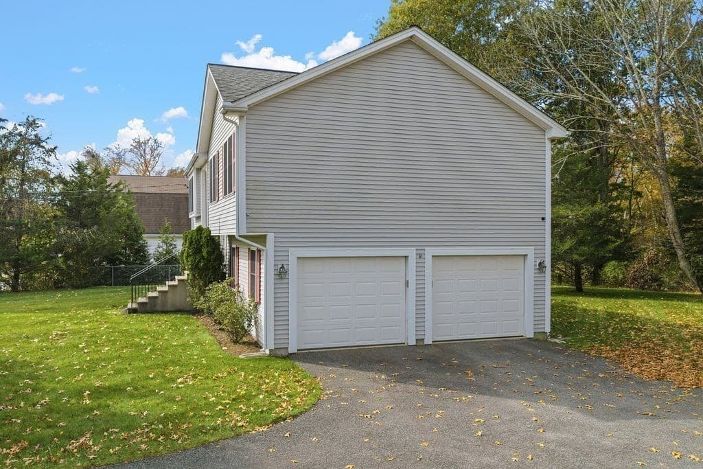 Single Family Residence at 190 Winthrop St, Rehoboth MA 02769, photo 3 of 28