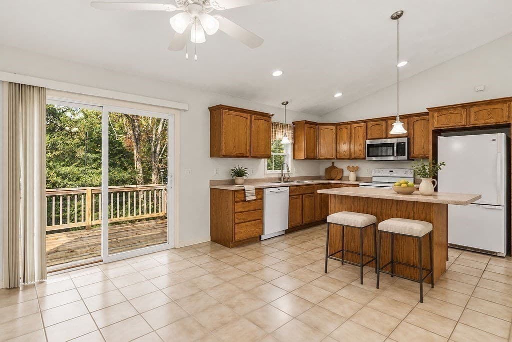 Single Family Residence at 190 Winthrop St, Rehoboth MA 02769, photo 11 of 28