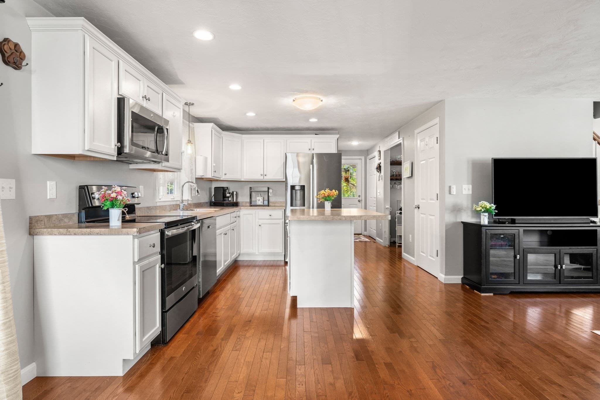 Single Family Residence at 72 Hoover St, Taunton MA 02780, photo 5 of 31