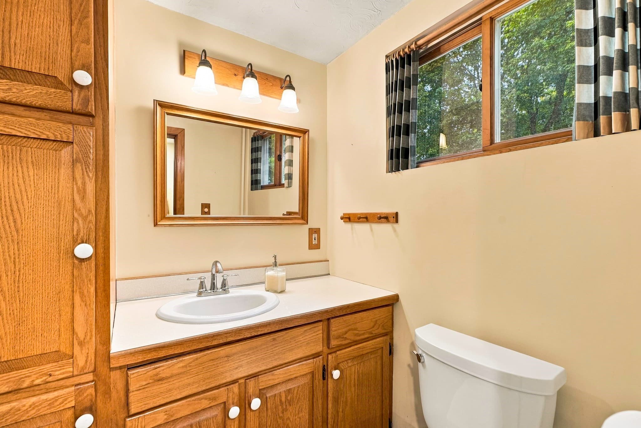 Single Family Residence at 48 Barnard Rd, Worcester MA 01605, photo 25 of 40