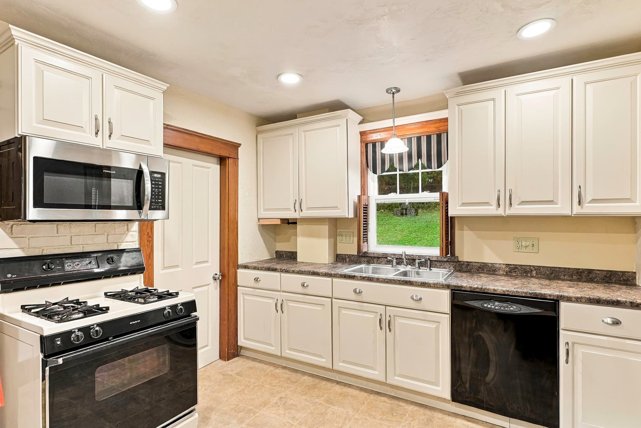 Single Family Residence at 48 Barnard Rd, Worcester MA 01605, photo 21 of 40