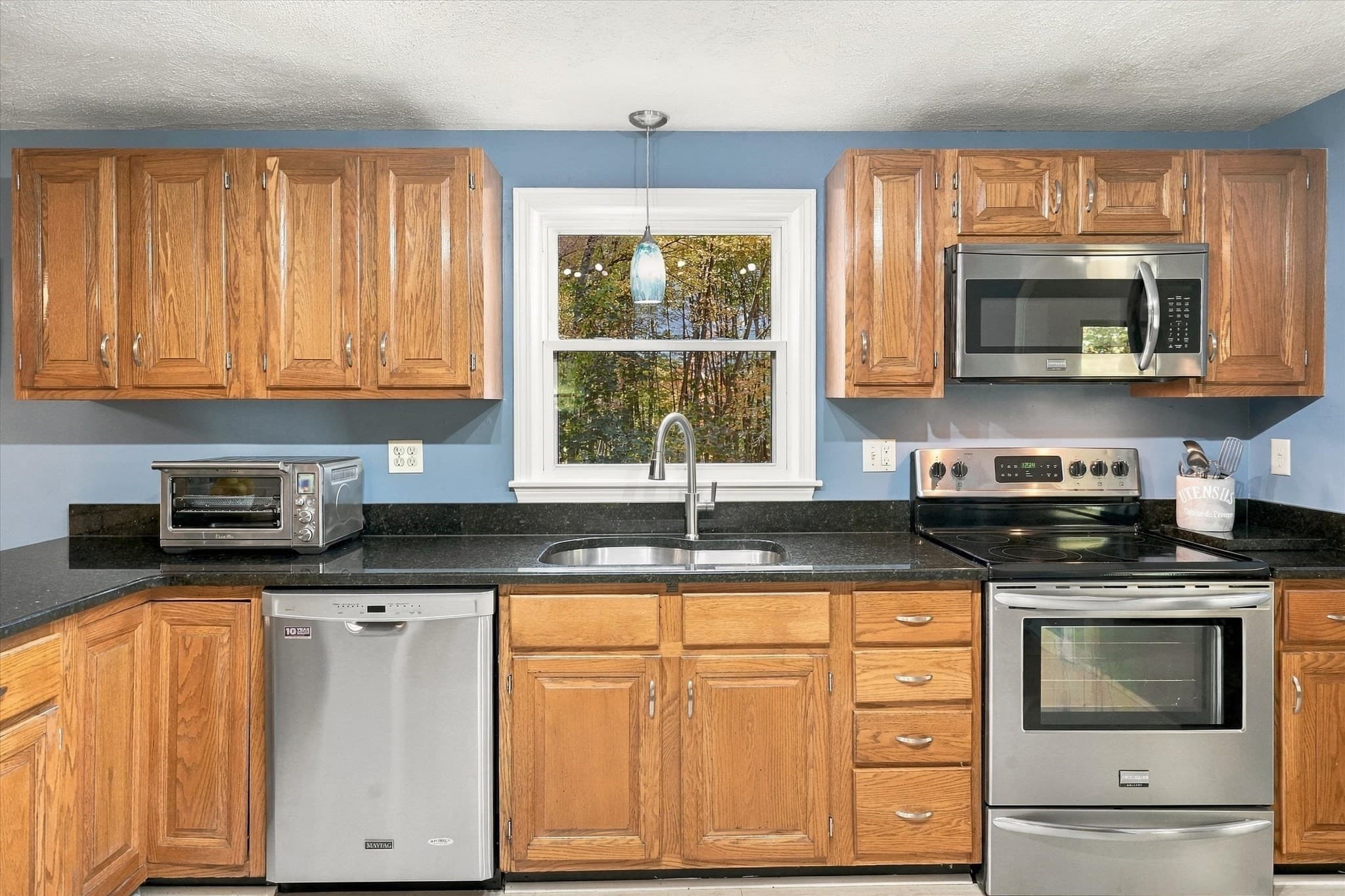 Single Family Residence at 8 Montclair Ave, Andover MA 01810, photo 4 of 42