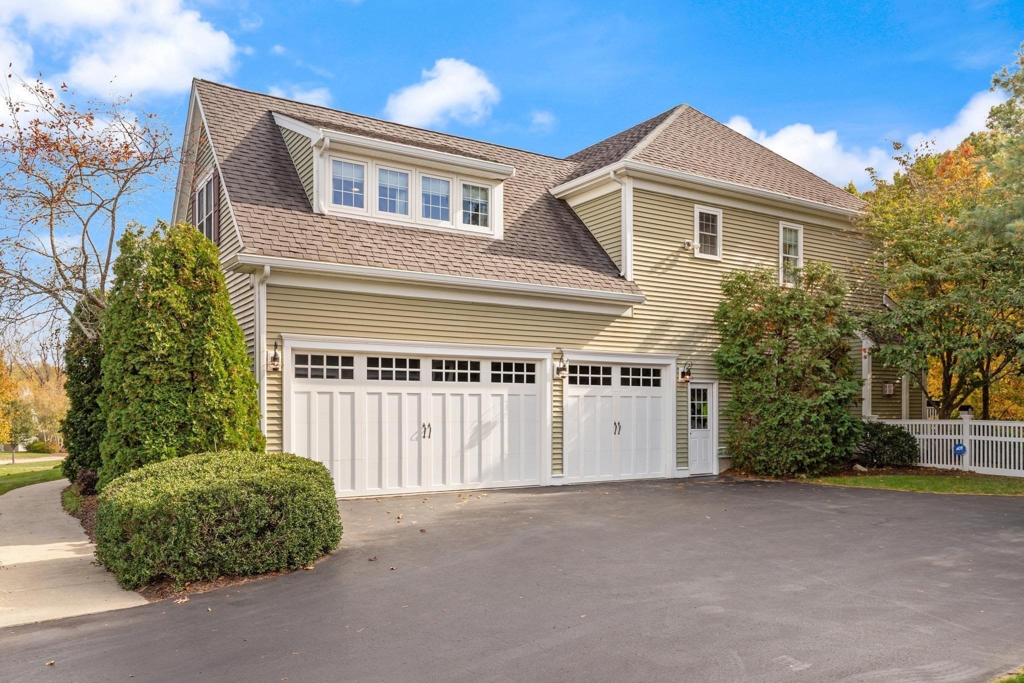 Single Family Residence at 185 Riverside Dr, Wrentham MA 02093, photo 2 of 42