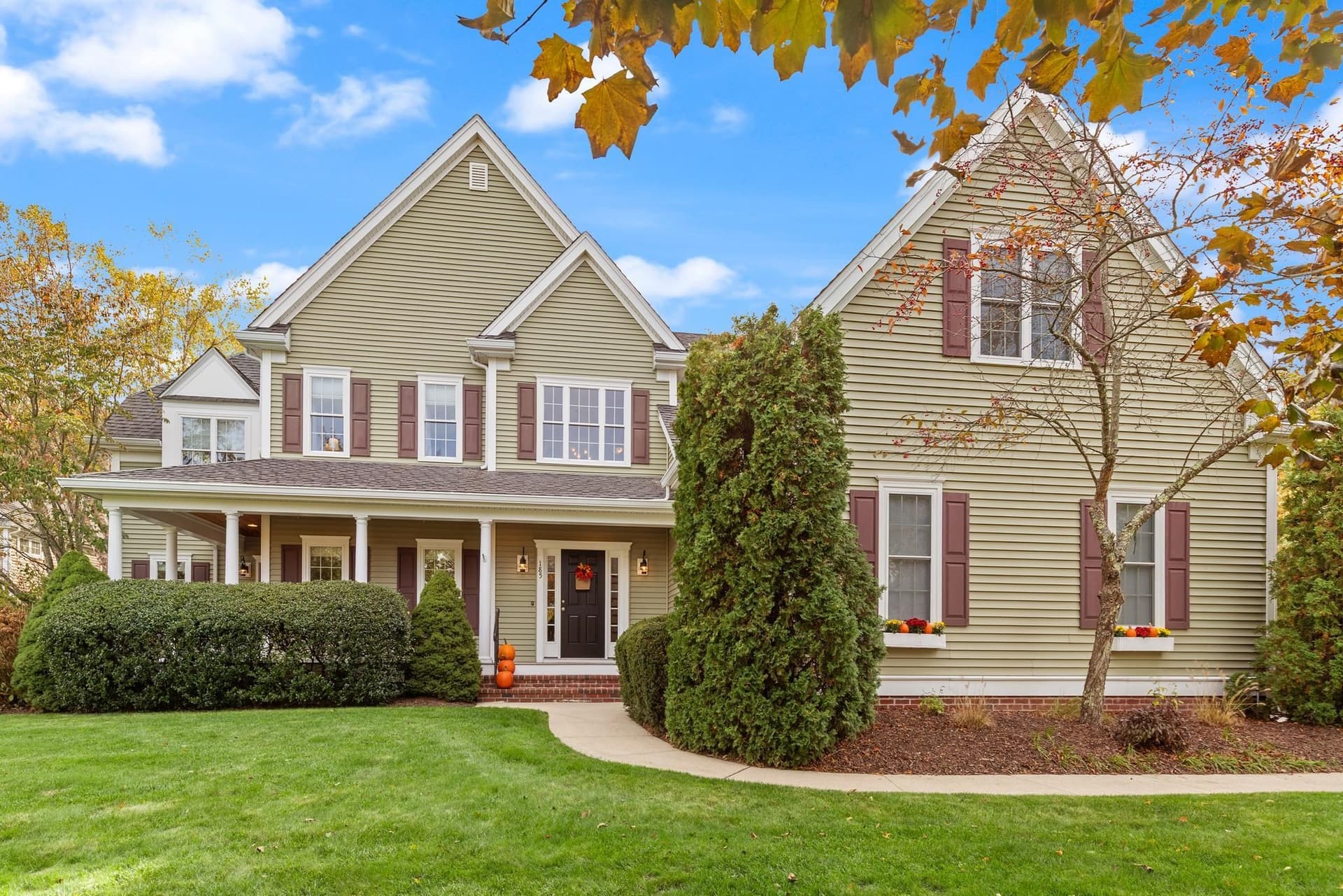185 Riverside Dr, Wrentham MA 02093