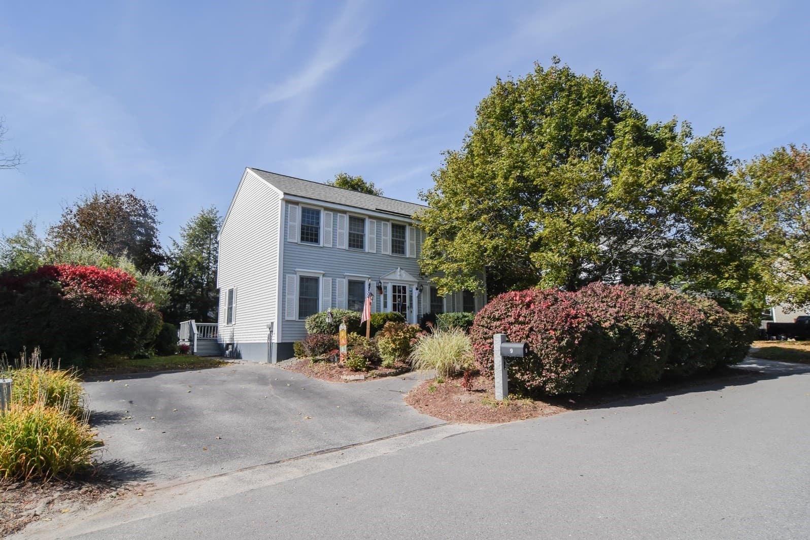 Single Family Residence at 9 Wimbledon Crossing, Dracut MA 01826, photo 2 of 33