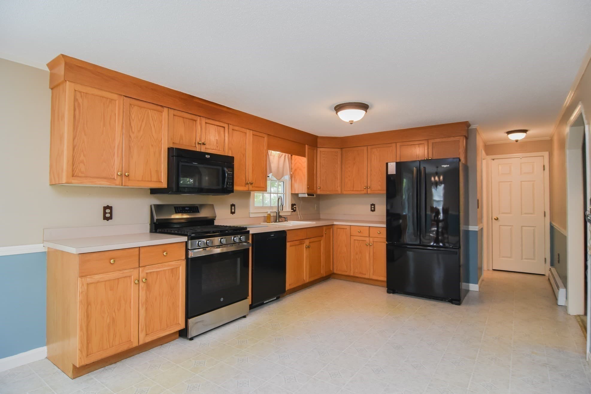 Single Family Residence at 9 Wimbledon Crossing, Dracut MA 01826, photo 7 of 33
