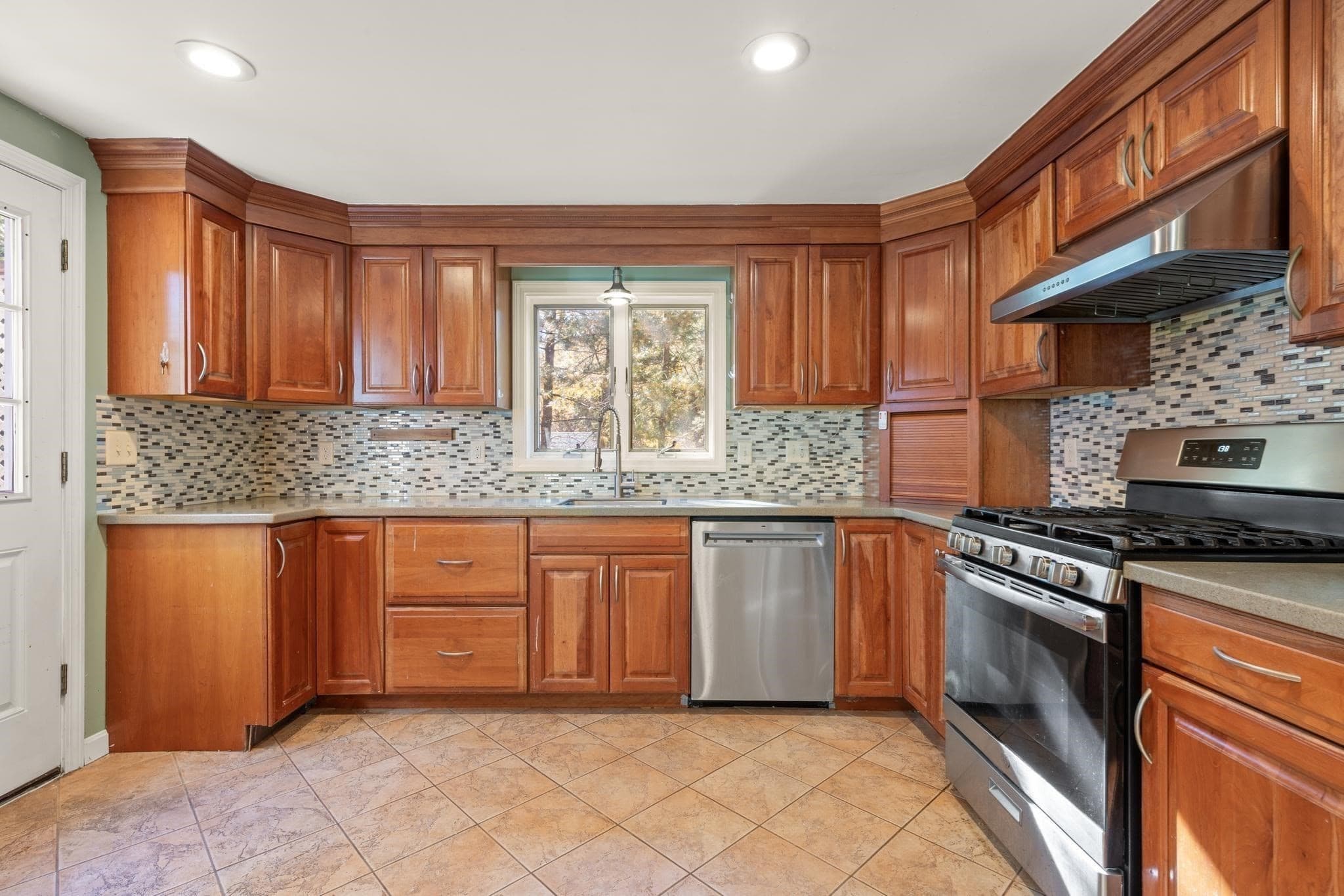 Single Family Residence at 3 Ledgelawn Ave, Billerica MA 01821, photo 13 of 42